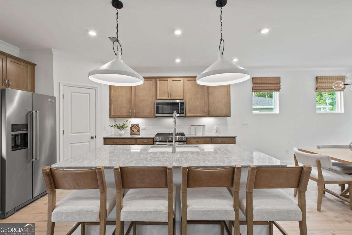 732 Mirror Lake PKWY