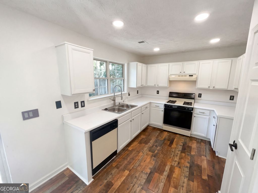 Photo of 3720 Majestic Drive SW, Marietta, GA 30060 (MLS # 10710277)