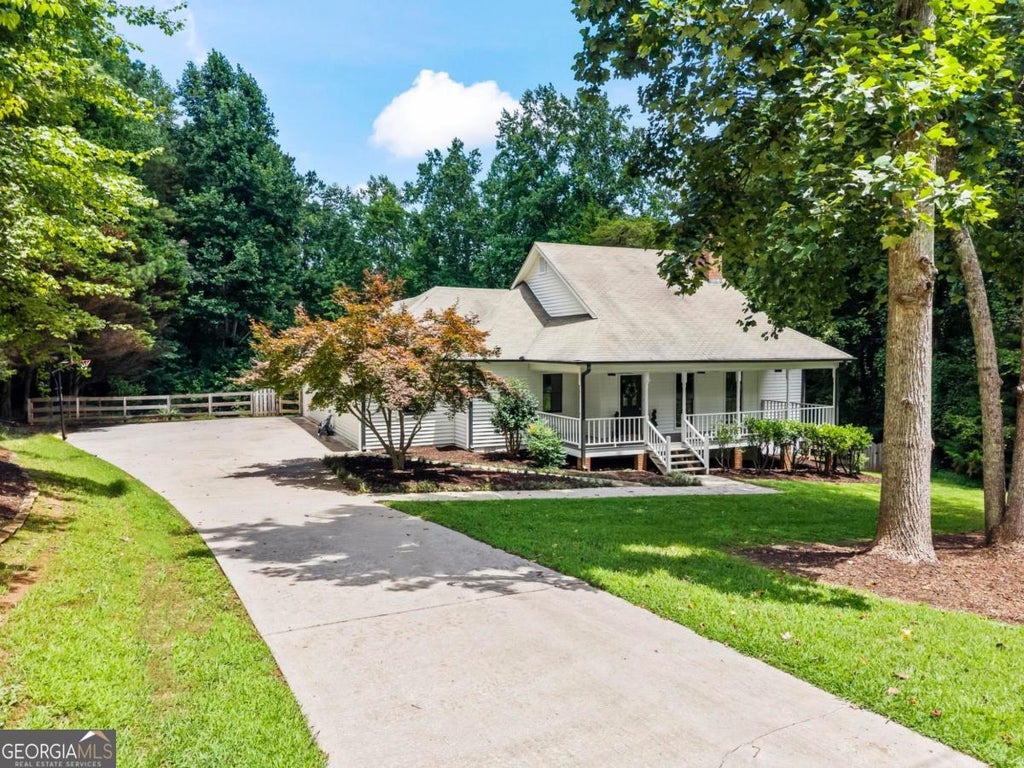 Photo of 410 Arliss Drive, Canton, GA 30115 (MLS # 10806372)