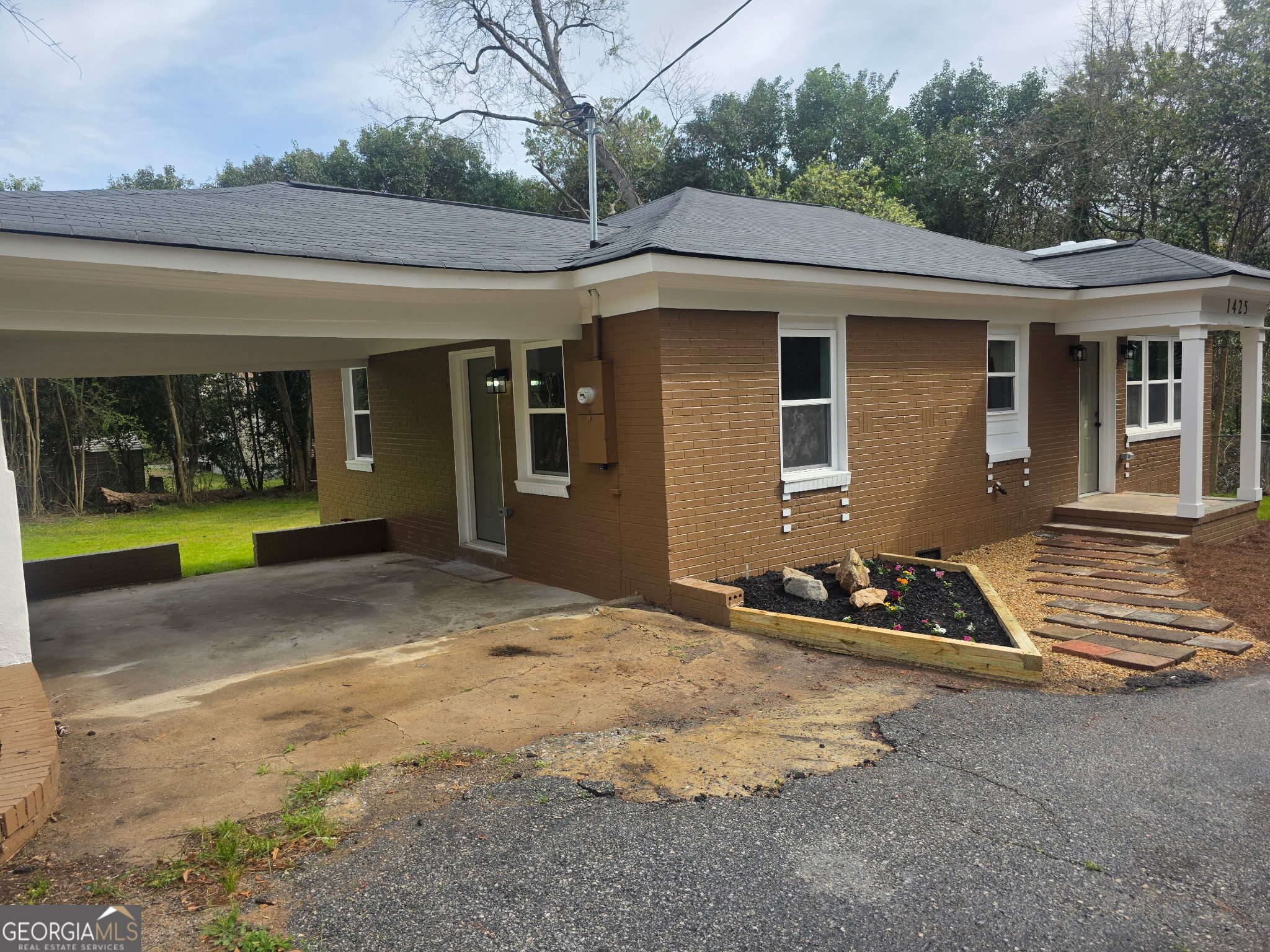 1425 Walls LN