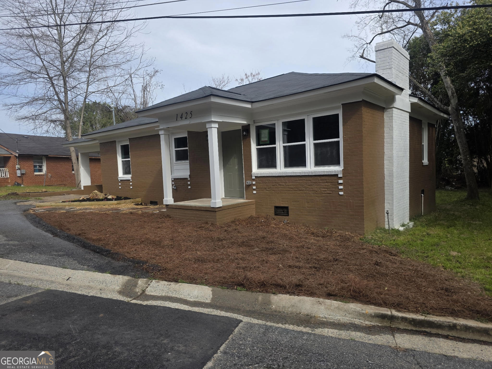 1425 Walls LN