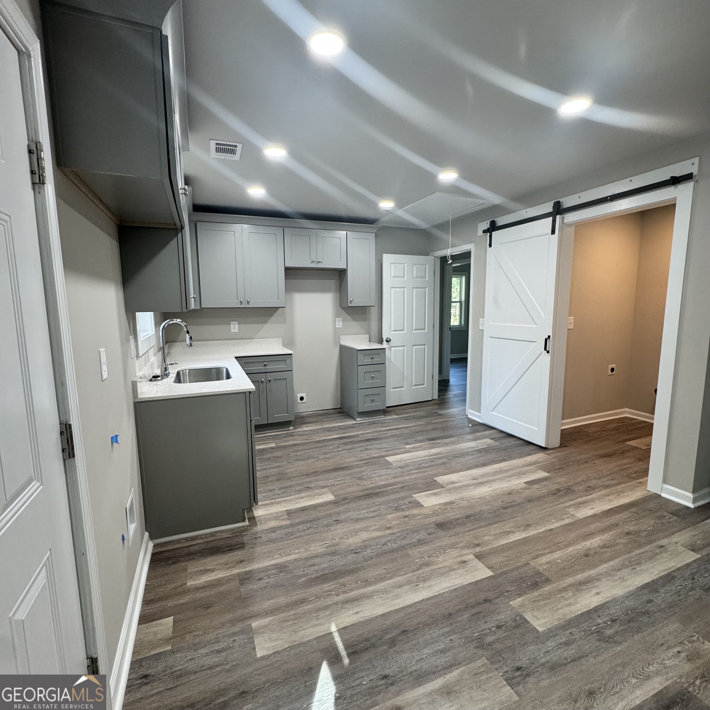 1425 Walls LN