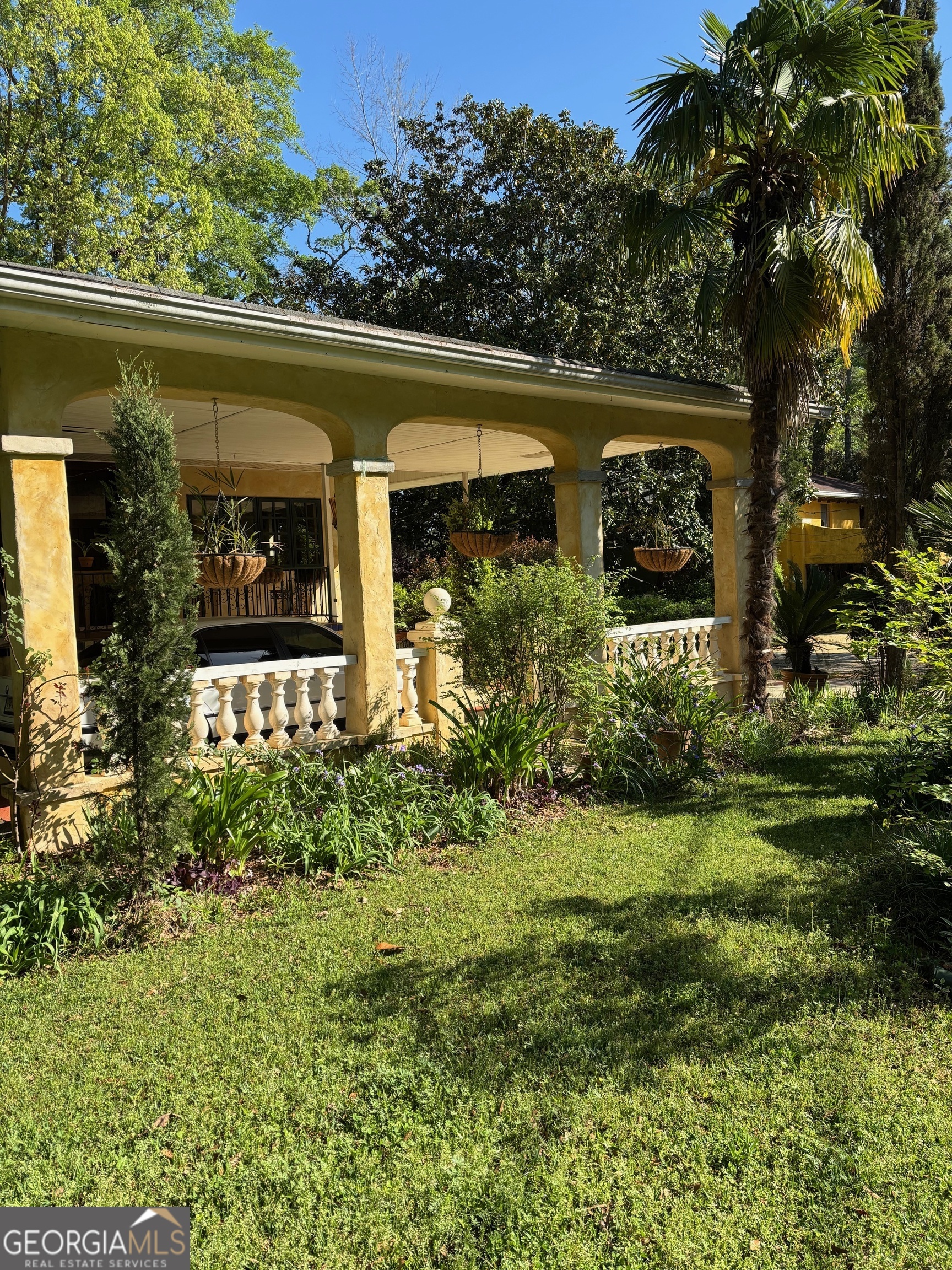687 Lakeshore DR