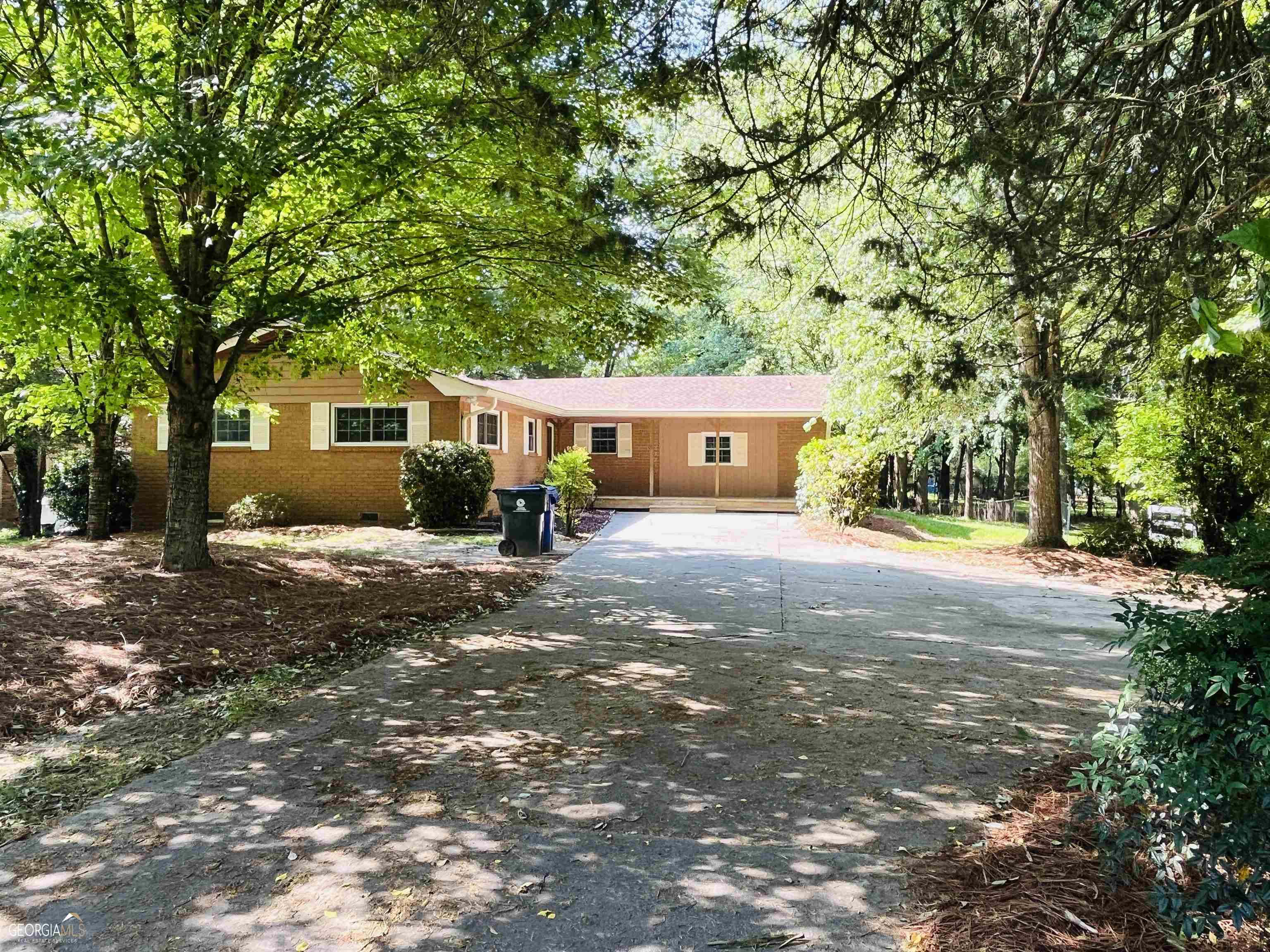 Perfect location! 5 miles to Pinewood Studios, walking distance to the downtown square and convenient to everything else! This is a golf cart friendly community with NO HOA! This home has new stainless steel appliances, a large bonus room, recent updates and a newer roof. This brick ranch is move in ready! Show today!