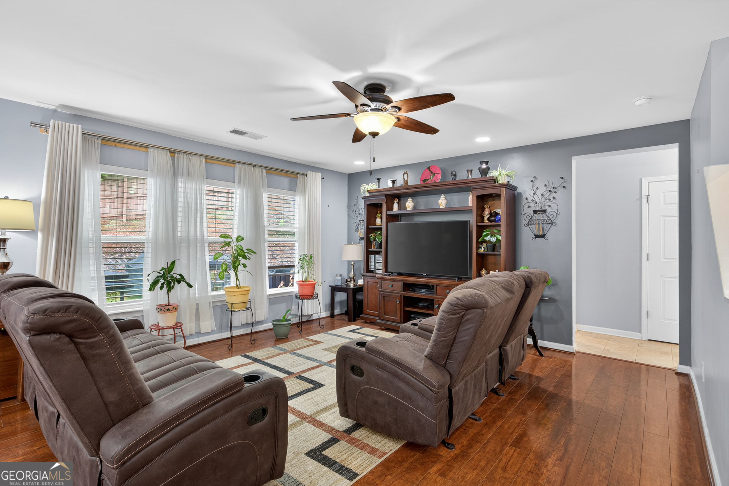 269 Edinburgh LN