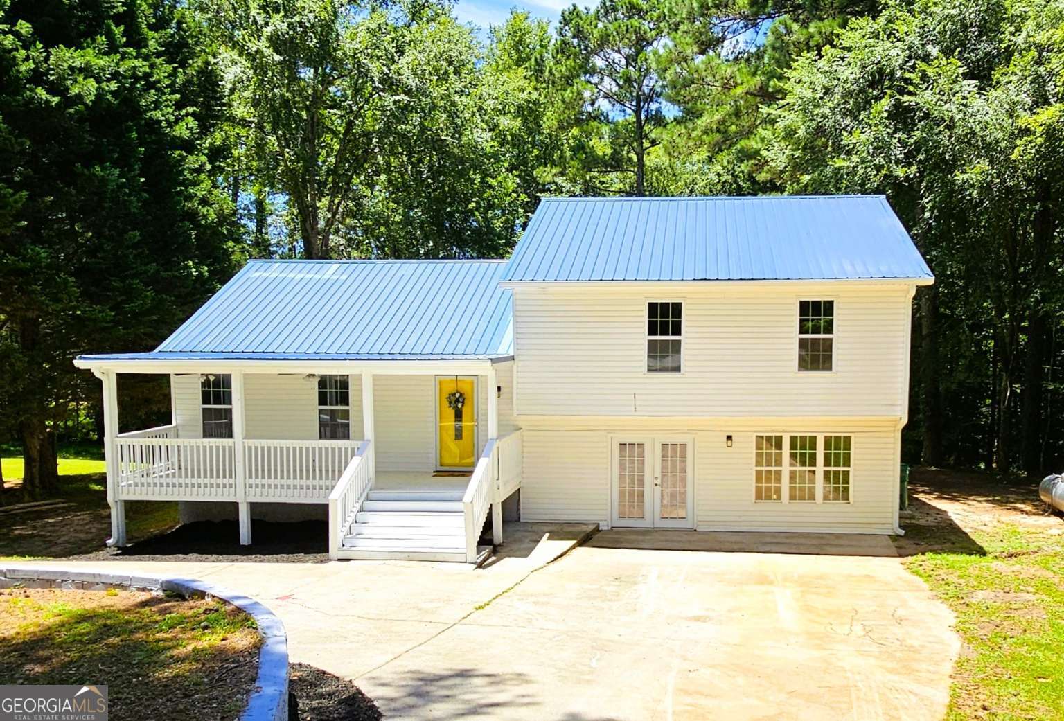 Welcome home to 389 Waxwing Drive!! Adorable renovated tri-level home nestled in the highly desirable Jackson Lake community of Turtle Cove. This move-in ready 3 bedroom 2.5 bath home boasts separate office space, new HVAC, new LVP, new stainless steel appliances, new gutters, new vanities and granite countertops, all new light fixtures, and fresh interior and exterior paint. Multiple trey ceilings, open concept kitchen area, and a beautiful shiplap fireplace. Cozy front porch with ceiling fans to enjoy your morning coffee. Wrap-around driveway allows for PLENTY of parking. Turtle Cove residents enjoy access to four boat ramps, five beaches, a 9-hole golf course, tennis/pickleball courts, a clubhouse with a restaurant, and a community pool. Experience resort style living right at your doorstep!!