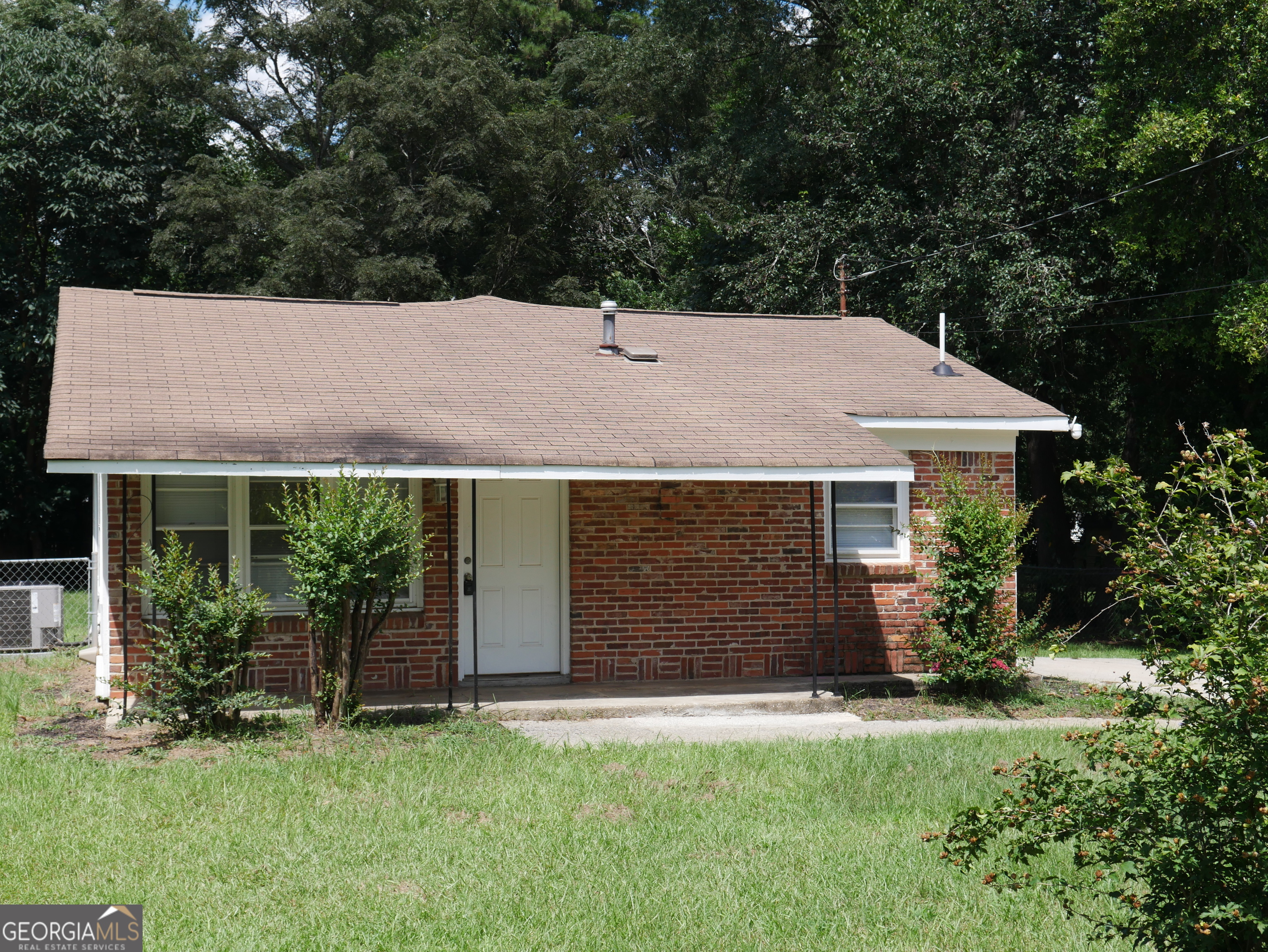 Charming Renovated Home in the Heart of Warner Robins! Welcome to 206 Sunstreet Road, a beautifully renovated 3-bedroom, 2-full bath home offering 1,036 square feet of stylish living space. Built in 1953, this classic residence features a timeless brick front paired with modern updates throughout. Step inside to find brand-new LVP flooring, fresh paint, and new appliances that make this home move-in ready. The thoughtful renovation has transformed the property into a warm and inviting space, combining character with comfort. With its single-level layout, this home is ideal for first-time buyers, downsizers, or anyone seeking a turnkey property in a convenient Warner Robins location. The updated kitchen, modern baths, and open living areas ensure easy living and entertaining. Outside, the brick front adds curb appeal while the spacious backyard offers room for relaxation, gardening, or family gatherings. Don't miss your chance to own this fully updated Warner Robins gem-schedule your showing today!