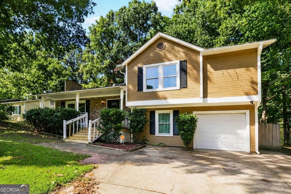 Photo of 10303 Briarbay Drive, Jonesboro, GA 30238 (MLS # 10839710)