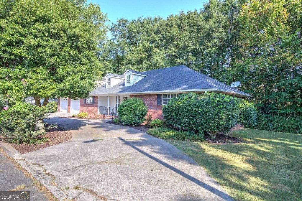 Photo of 912 Greenbriar Avenue, Cartersville, GA 30120 (MLS # 10841078)
