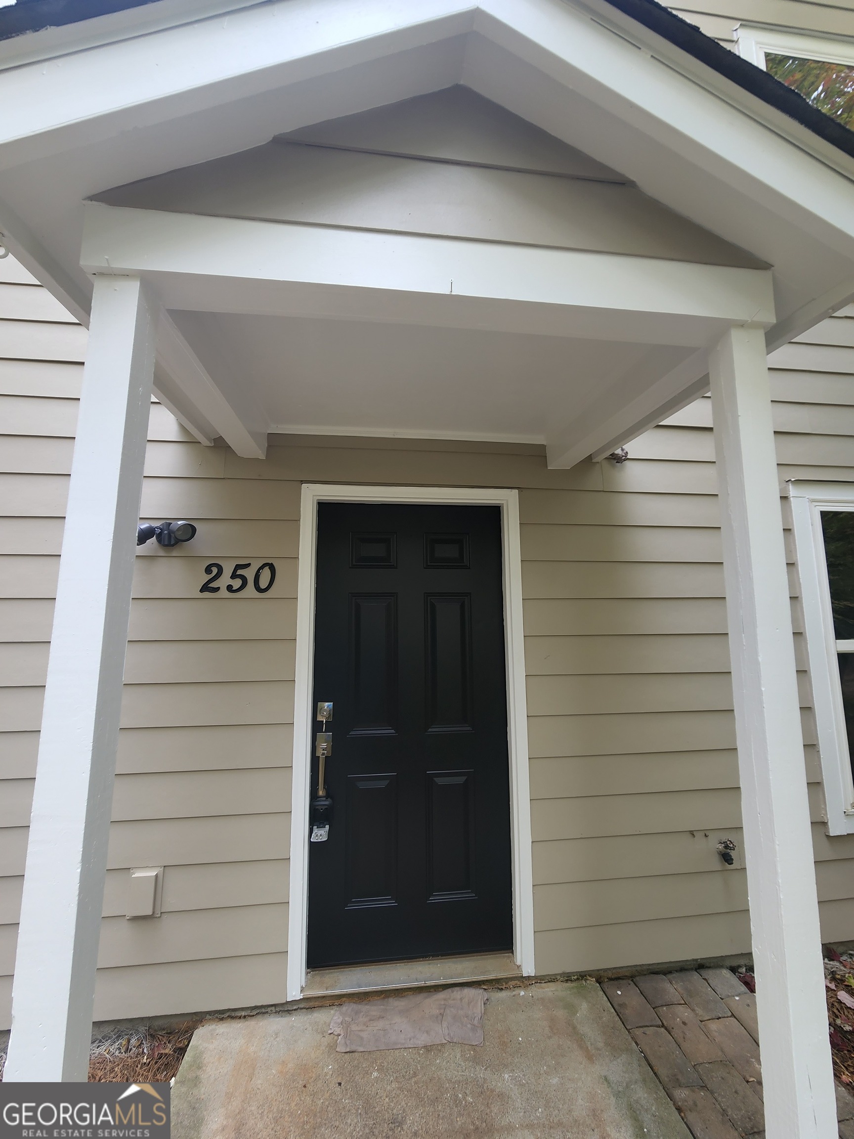 This is a huge townhouse with updated features, new flooring, lighting, plumbing, granite countertops, stainless steel appliances, and fresh paint. ARV of townhomes this size are in lower to upper 400's. grab this while you can for a starter family or renting, or AIR B N B, first come first served.