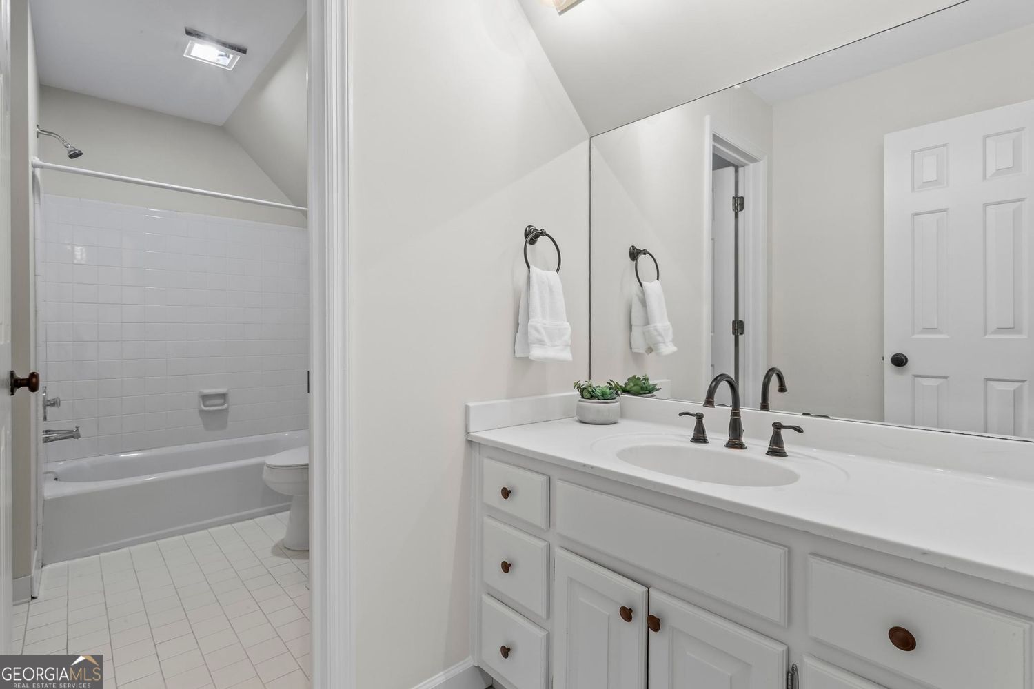 Alpharetta, Georgia 30005, United States, 5 Bedrooms Bedrooms, ,4 BathroomsBathrooms,Residential,Active,155229