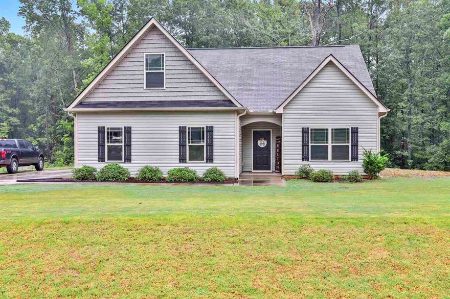 Beautiful craftsman style ranch home, craftsman windows trim & doors. lots of windows light & airy. granite countertops in kitchen, trey ceiling vault, and tall ceilings throughout. 42" tall cabinets, lots of windows. side entrance garage & turn around. stainless steal microwave built in , dishwasher, and range. Bonus room or could be 4th bedroom.  Call agent for showings during the week.  Caution Pet weekends use Showing time  CALL AGENT TO SHOW OR TO SET UP A SHOWING.  AGENTS USE "SHOWING TIME" ONLY FOR WEEKENDS