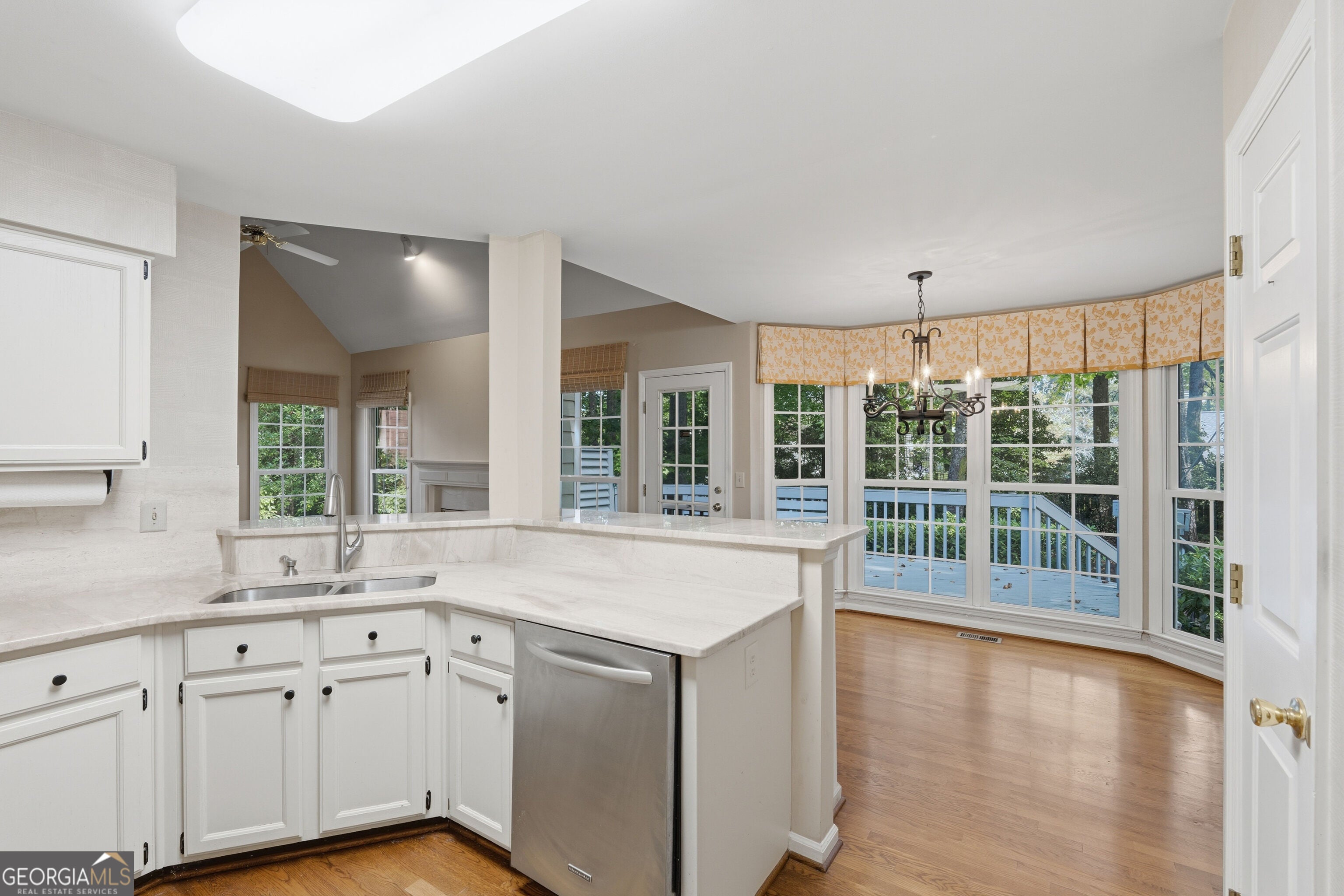 121 Red Oak LN