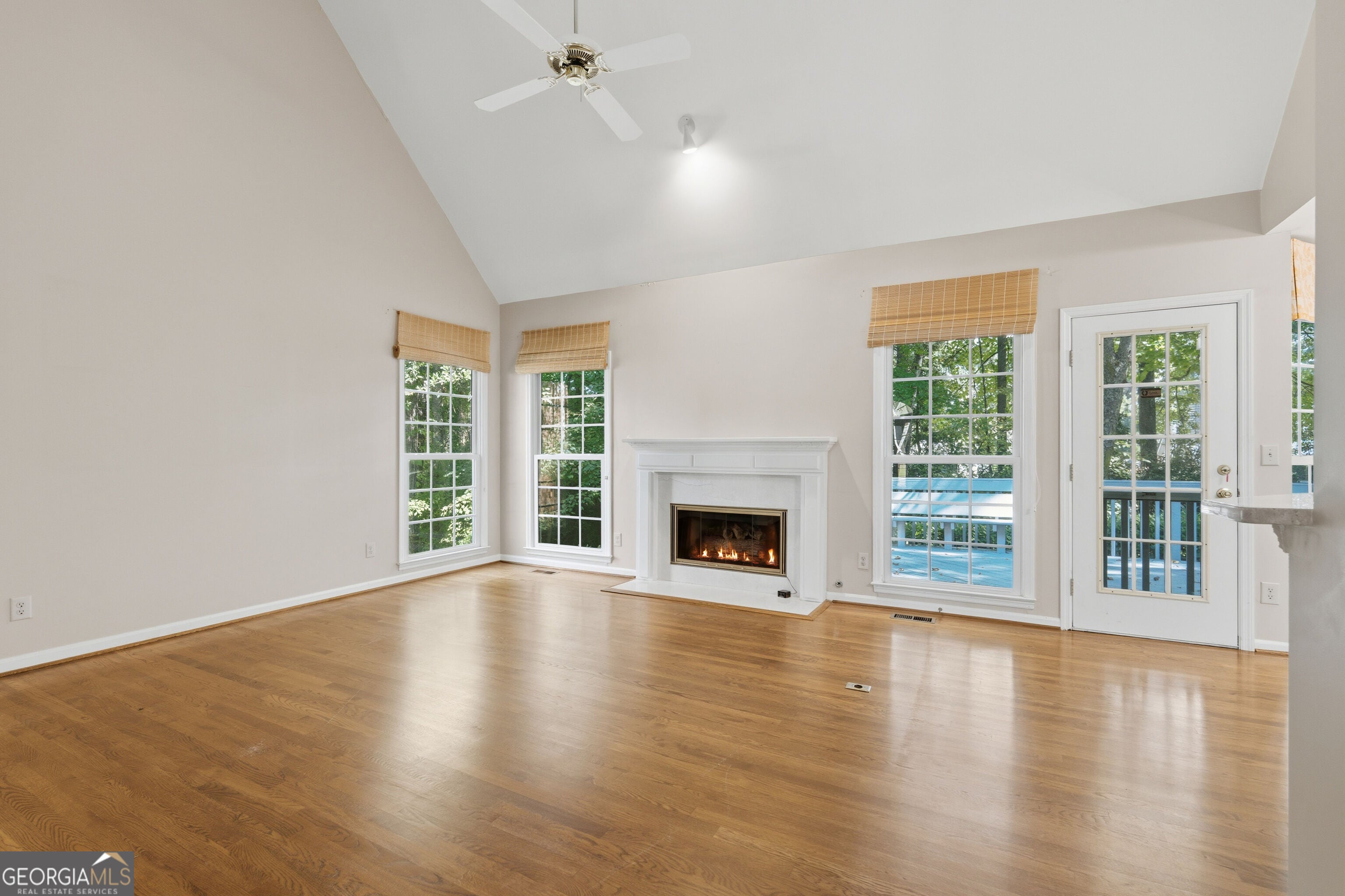 121 Red Oak LN