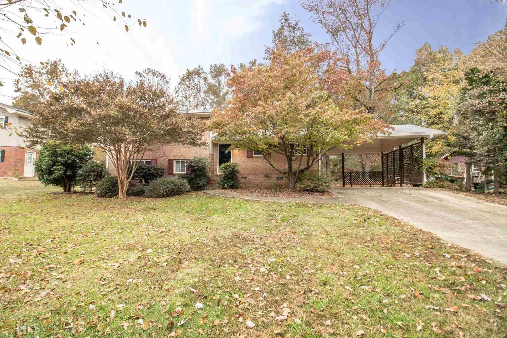This Douglasville split-level cul-de-sac home offers Corian kitchen countertops, an open patio, and a two-car carport. This home is vacant and cleaned regularly.