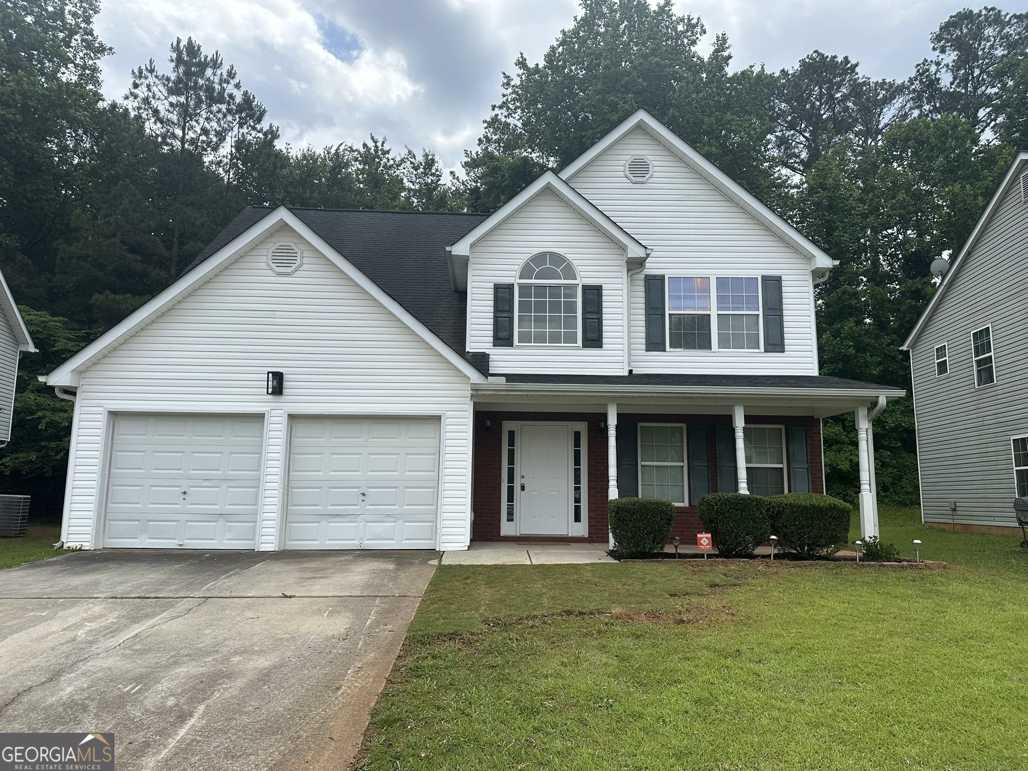 The 2 story rental house with 4 bed and 2.5 bath offers a spacious, versatile, and comfortable living experience. New paint and new tile floor. Don't miss out on the opportunity to make this house your new place to live and thrive.