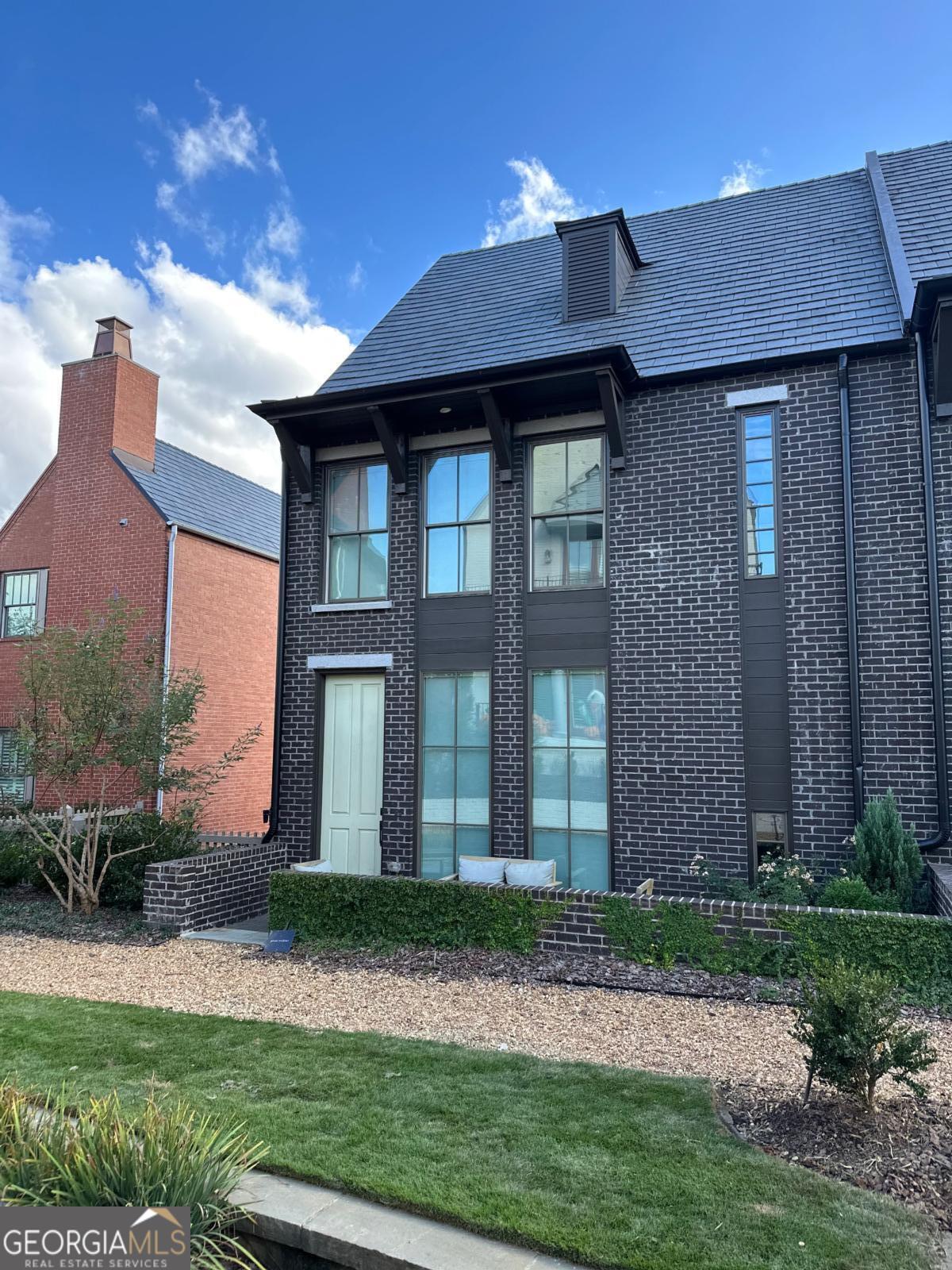 210 Glasgow LN