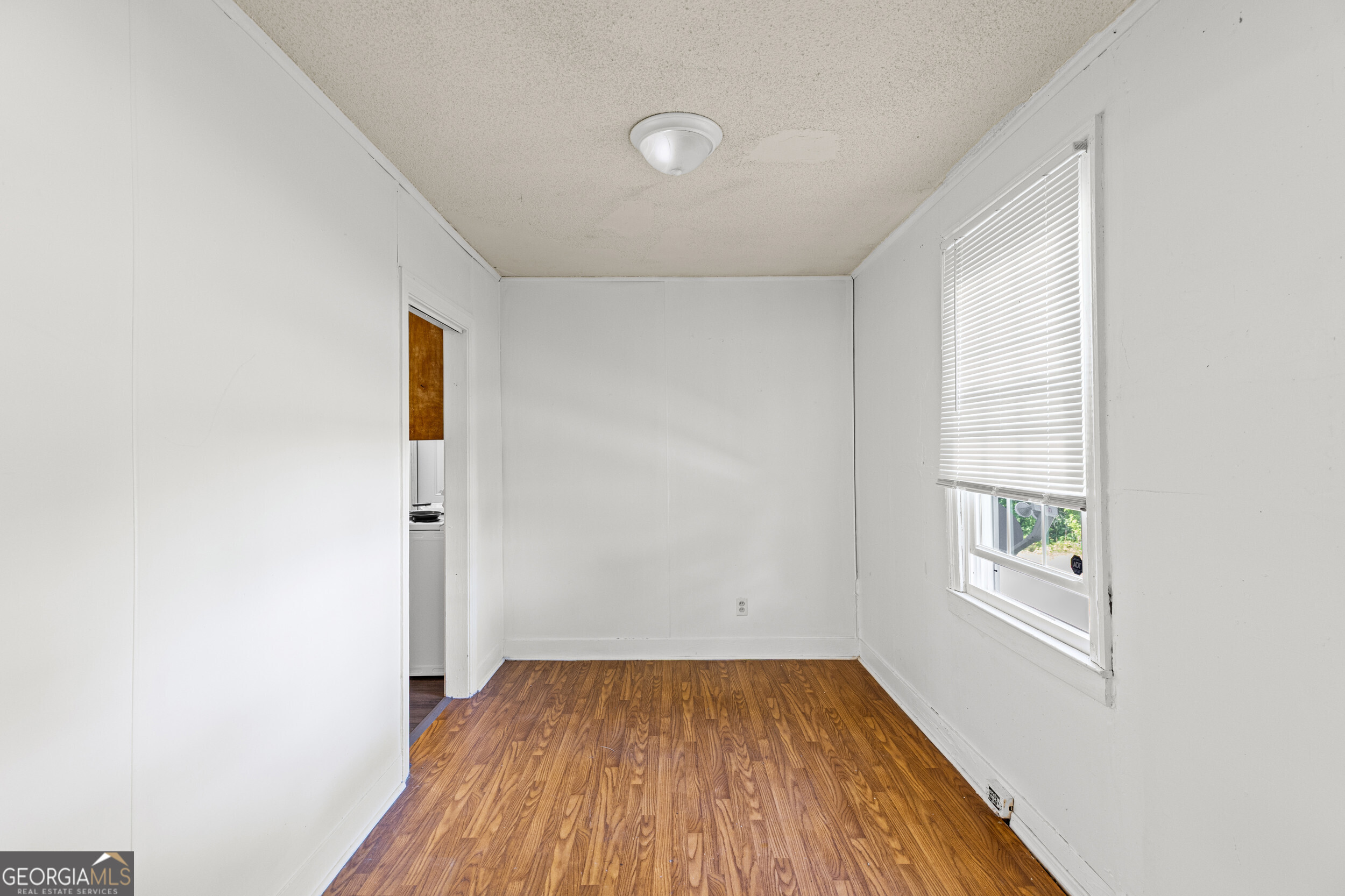 2033 Shirley AVE