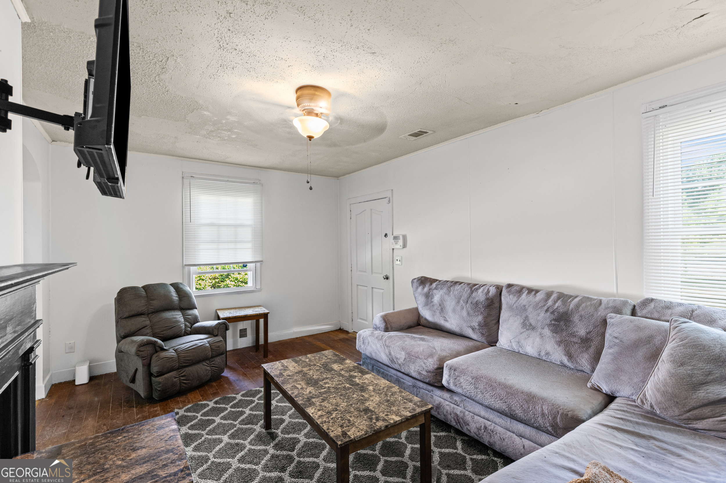 2033 Shirley AVE