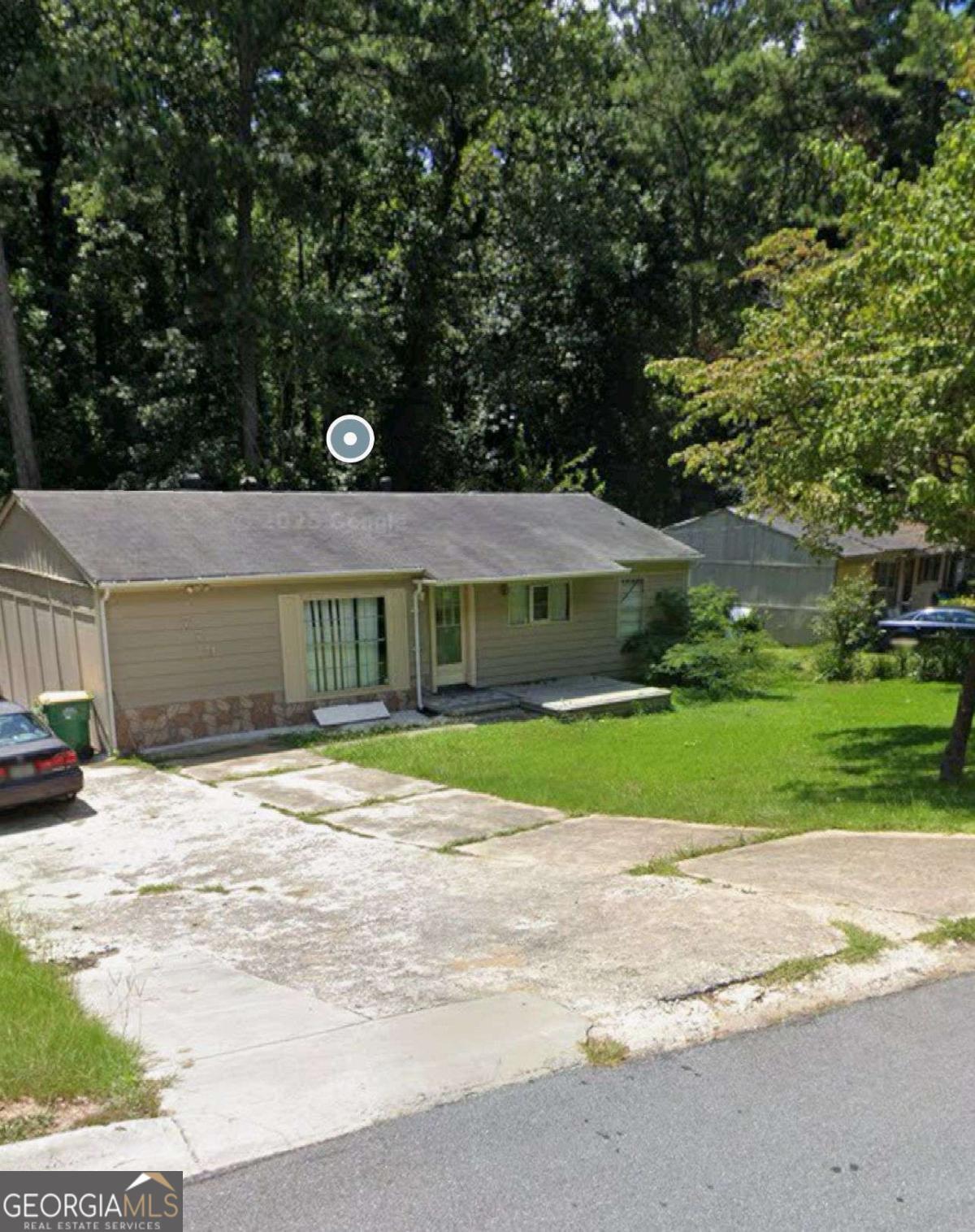 Excellent property for living or generating income! This home is currently rented for a total of $3,250 per month and is divided as follows: the main house includes 3 bedrooms, 1 full bathroom, kitchen, living room, dining area, and laundry (rented at $1,500); a separate studio in the back with 1 bedroom, full bathroom, living room, dining area, kitchen, and private entrance (rented at $1,000); and an additional room on the left side with a private bathroom and independent entrance (rented at $750). In total, the property offers 5 bedrooms and 3 full bathrooms. This is an excellent investment opportunity with strong rental income! For more information, please contact the agent.