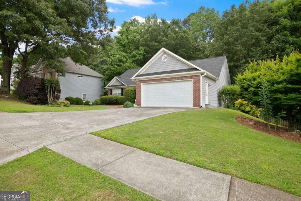 Photo of 1027 Regency Drive, Acworth, GA 30102 (MLS # 10652306)