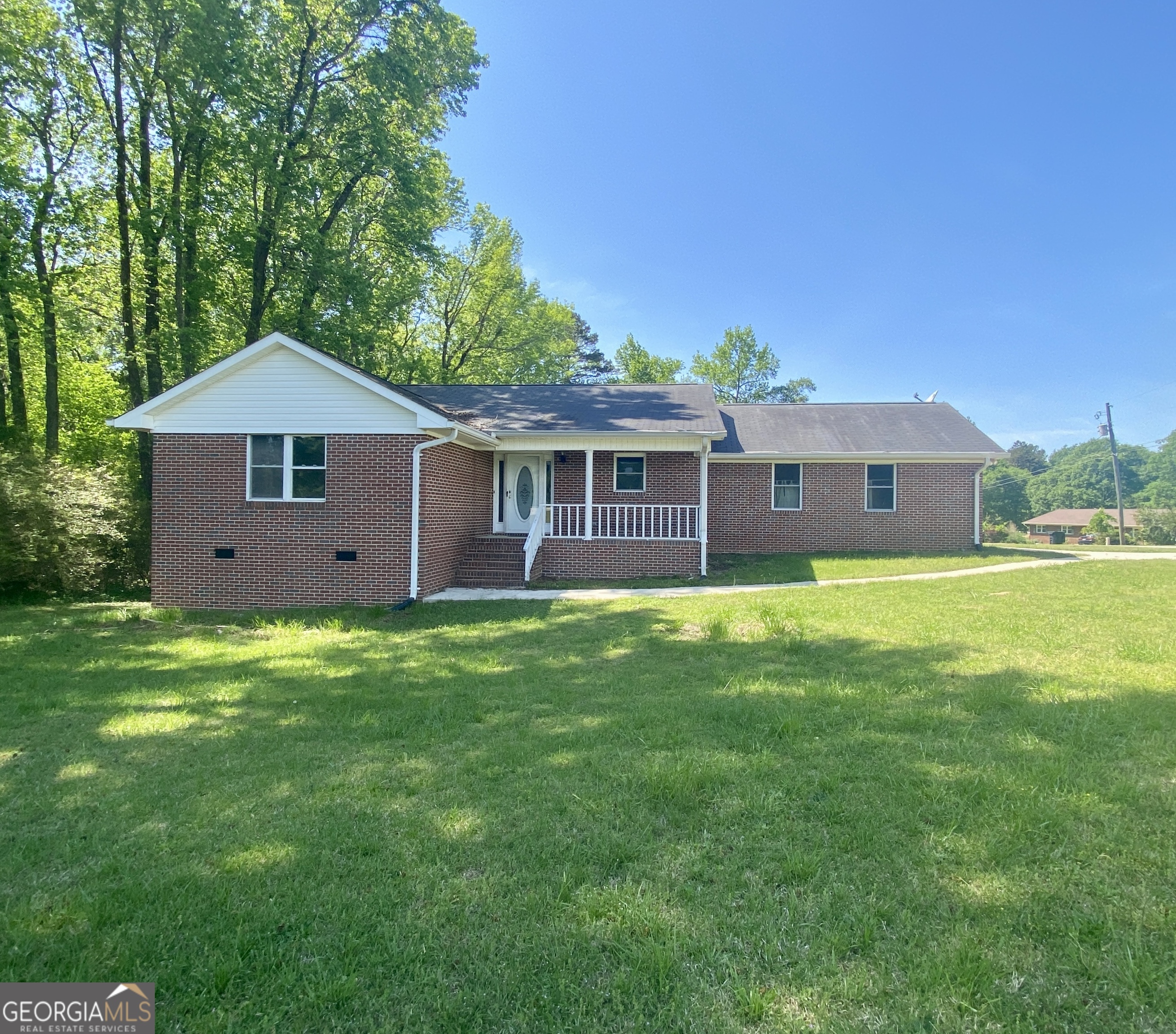 Beautiful 3BR, 2BA home available for rent in Hartwell for $2,000/month.All tenants 18 and older are required to fill out an application, each applicant must provide last 30 days proof of income.
