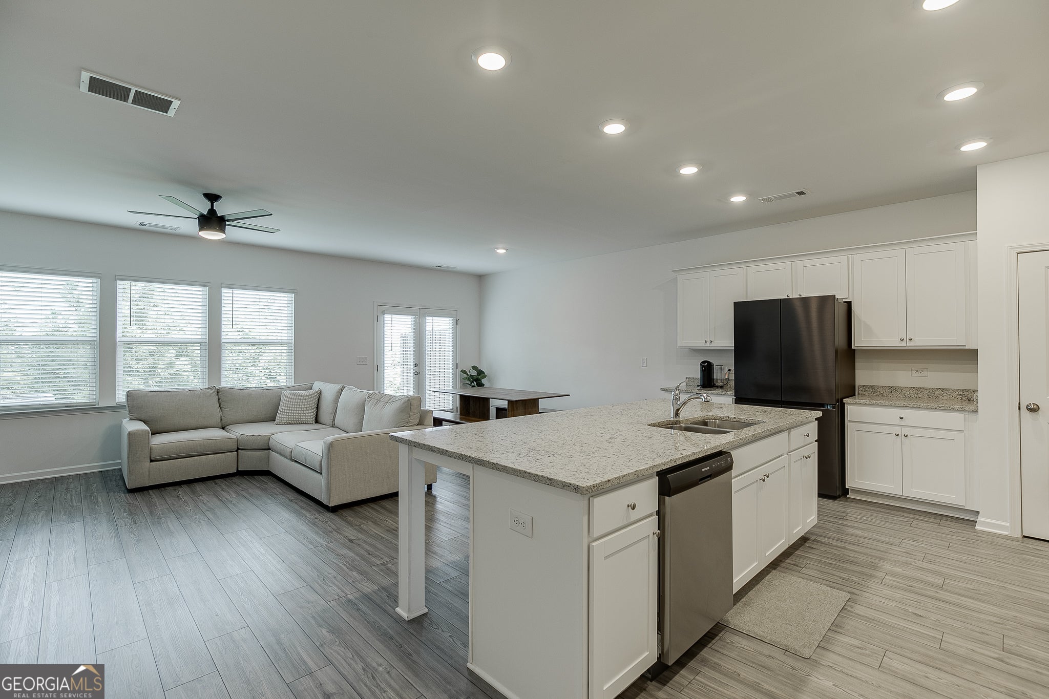 802 Edwin LN