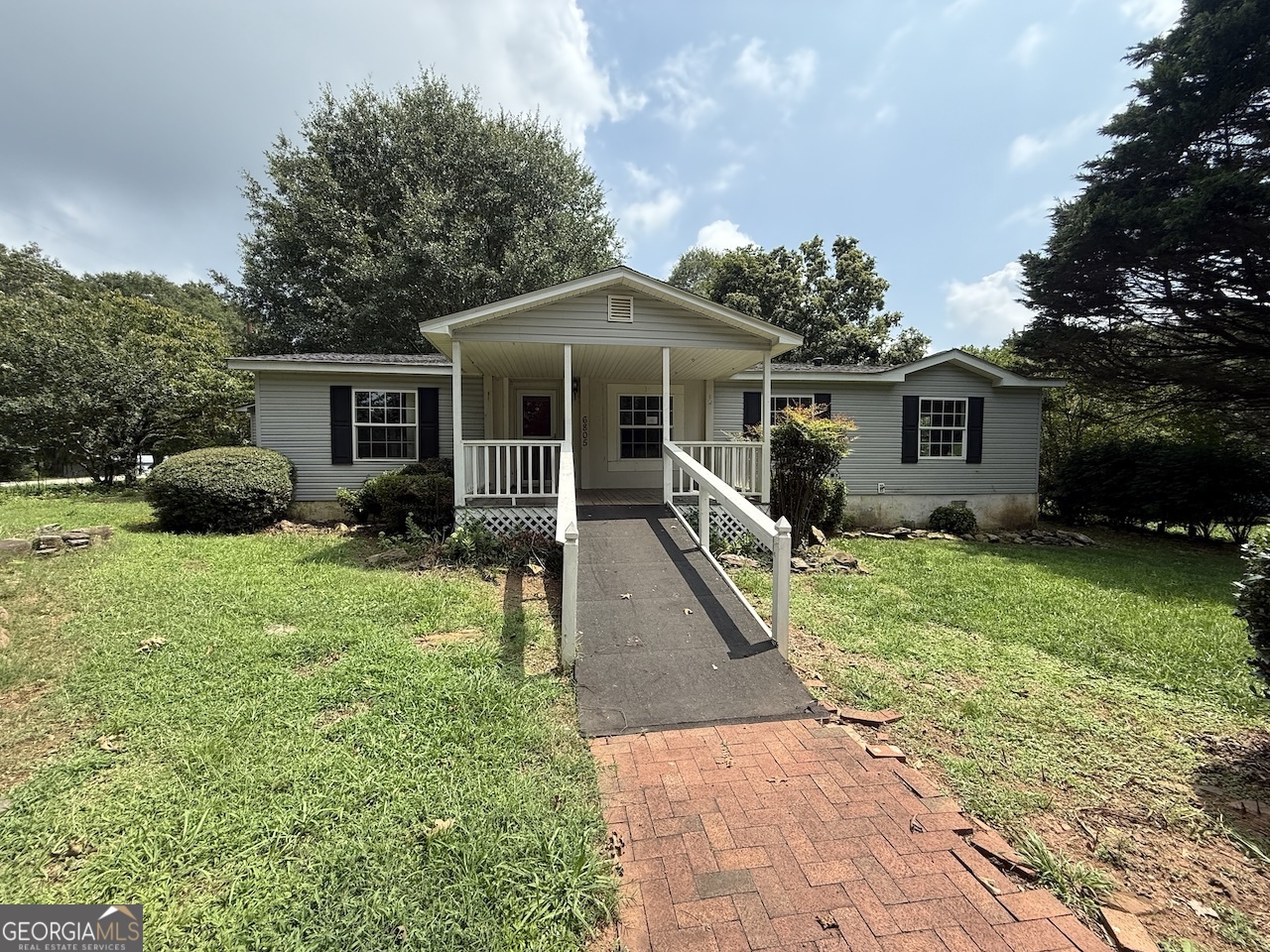 Convenient to 365! This 3 bedroom, 2 bathroom home sits on a large corner lot with well thought out landscaping. Located in a quiet, single road neighborhood in Hall County.
