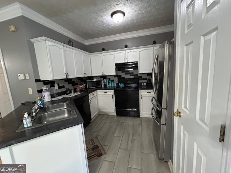 LEESHIRE CLOSE CONDOMINIUM - Residential