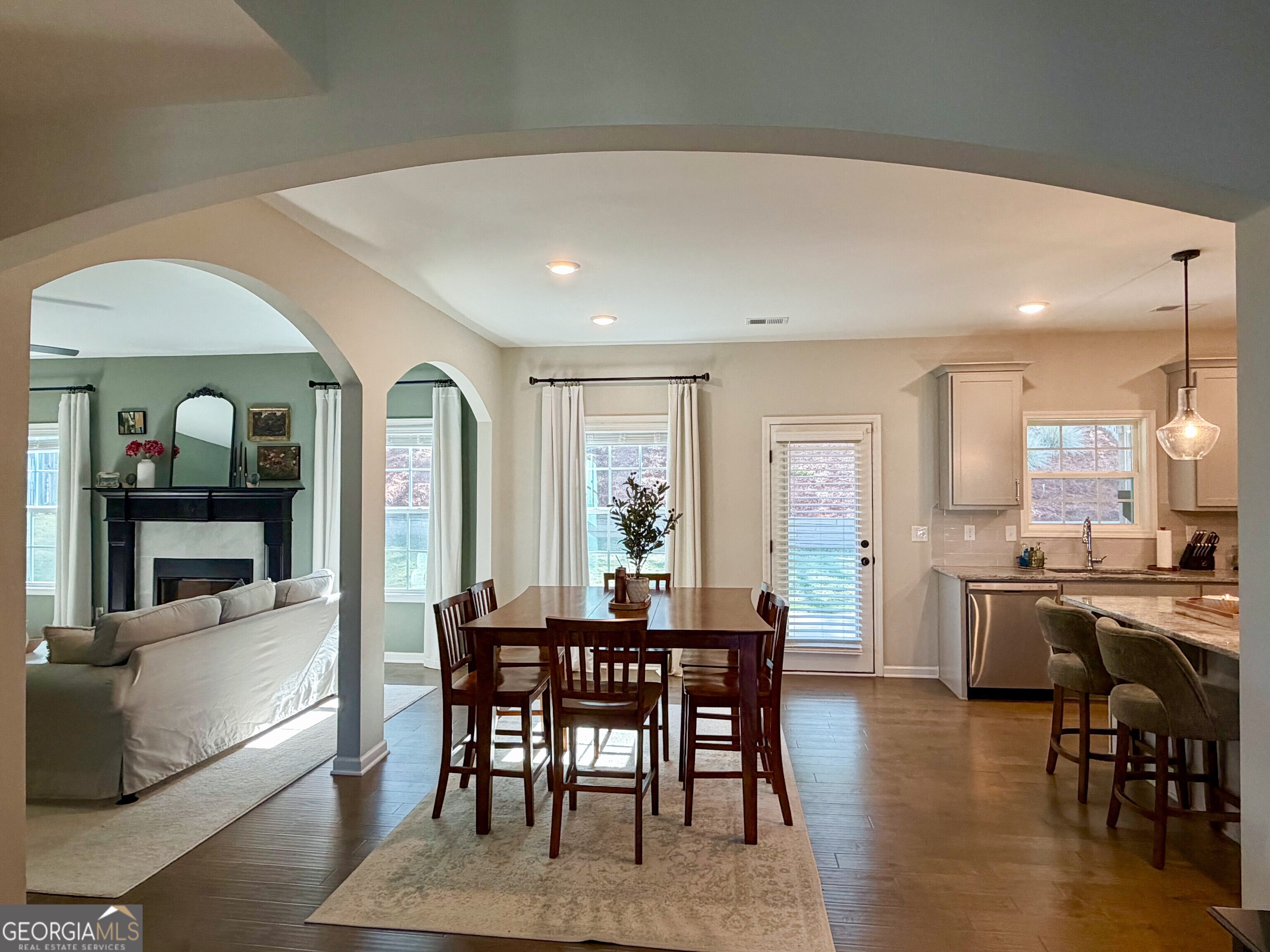 735 Crestwood PKWY