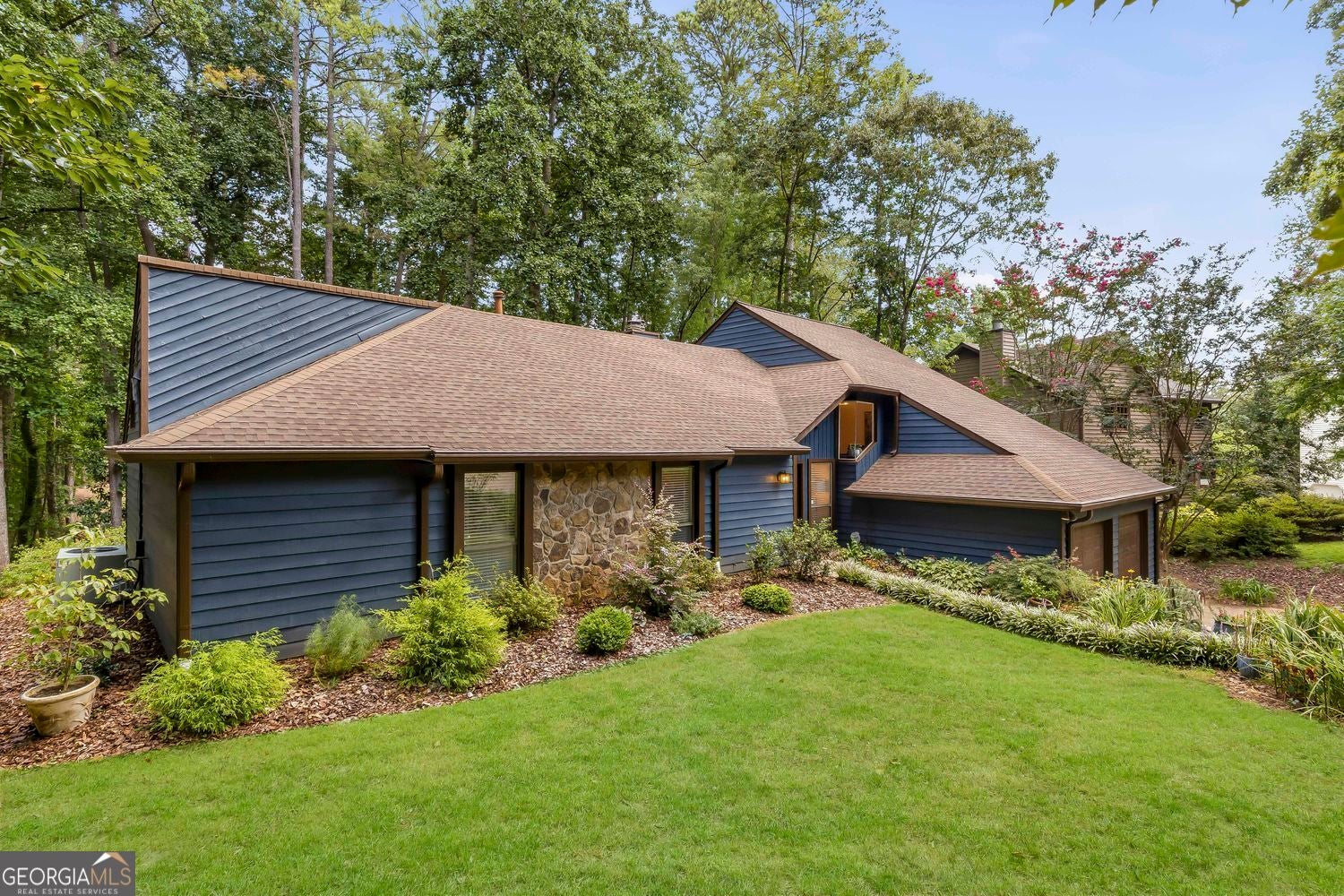 1115 Lake DR