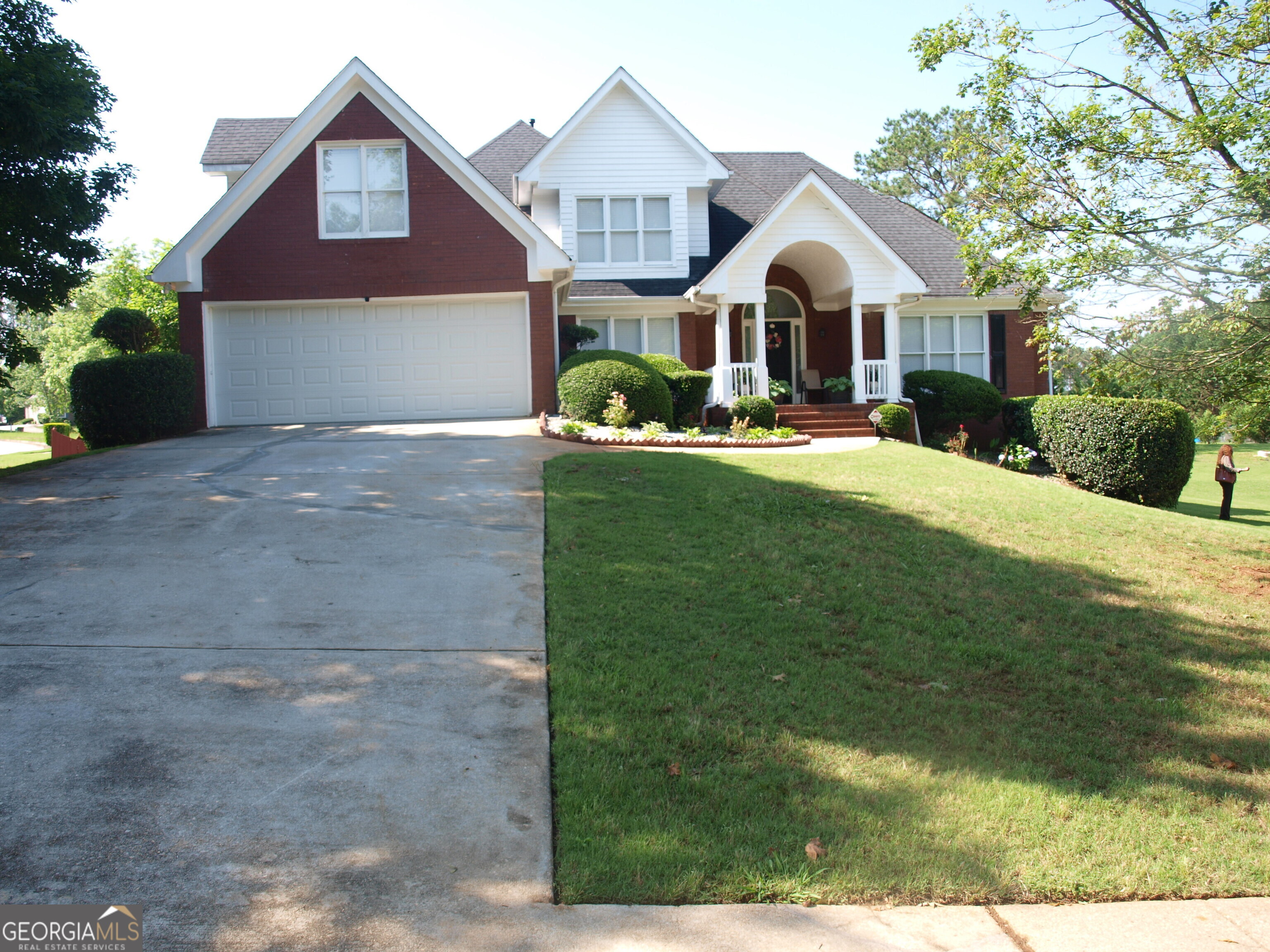 FOR RENT: Lower Terrace level BASEMENT of AWESOME home comprising 2 Bedrooms, 1 full bath, Kitchen, Family and Dining Room, Living Room with its own private external entry. The home is centrally located in a quiet safe neighborhood in Conyers with easy access to The Freeway and shopping. There is an additional flat fee of $300 each month for the Utilities, Power, water and gas adjustable annually. Please email rainfordteam@gmail.com if there are any questions.