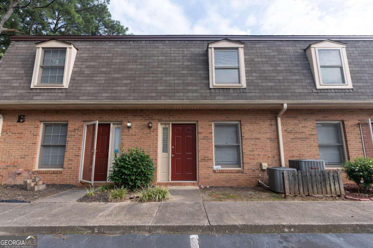 Welcome to your new home in the heart of Oakwood, excellent location. This two bedroom and 1.5 bathroom townhome features update flooring on all levels. The kitchen boast an ample amount of cabinet and counter space. Located just a minutes to 985 near restaurants, shopping's, and other conveniences.