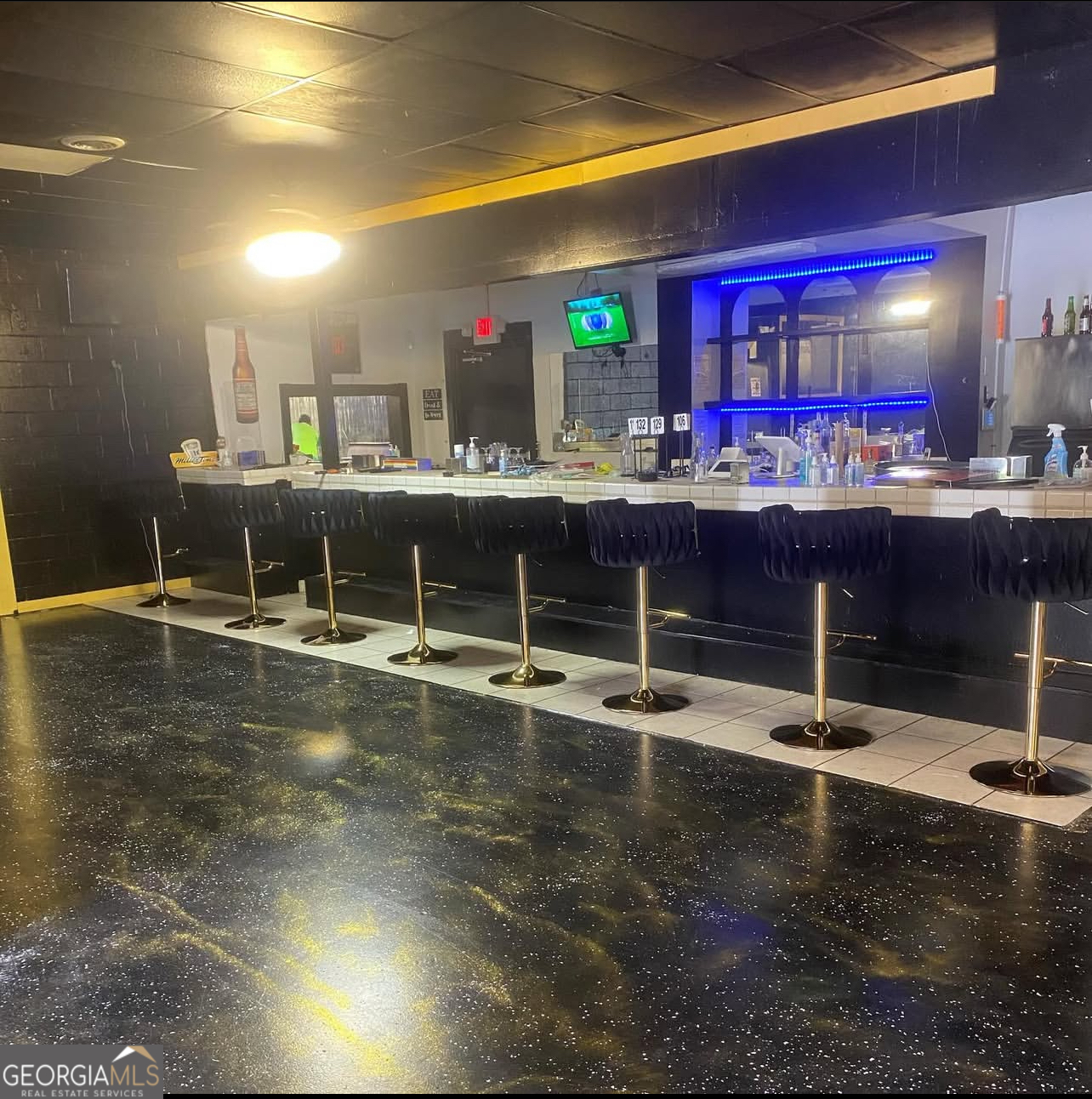 Bar and lounge, turn key and already furnished and ready for business.
