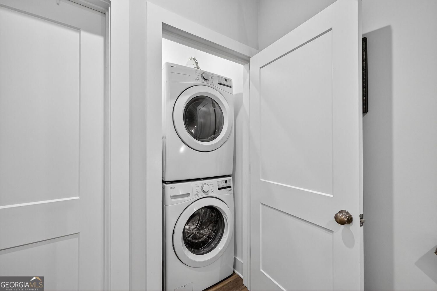 Atlanta, Georgia 30342, United States, 2 Bedrooms Bedrooms, ,3 BathroomsBathrooms,Residential,Active,223027