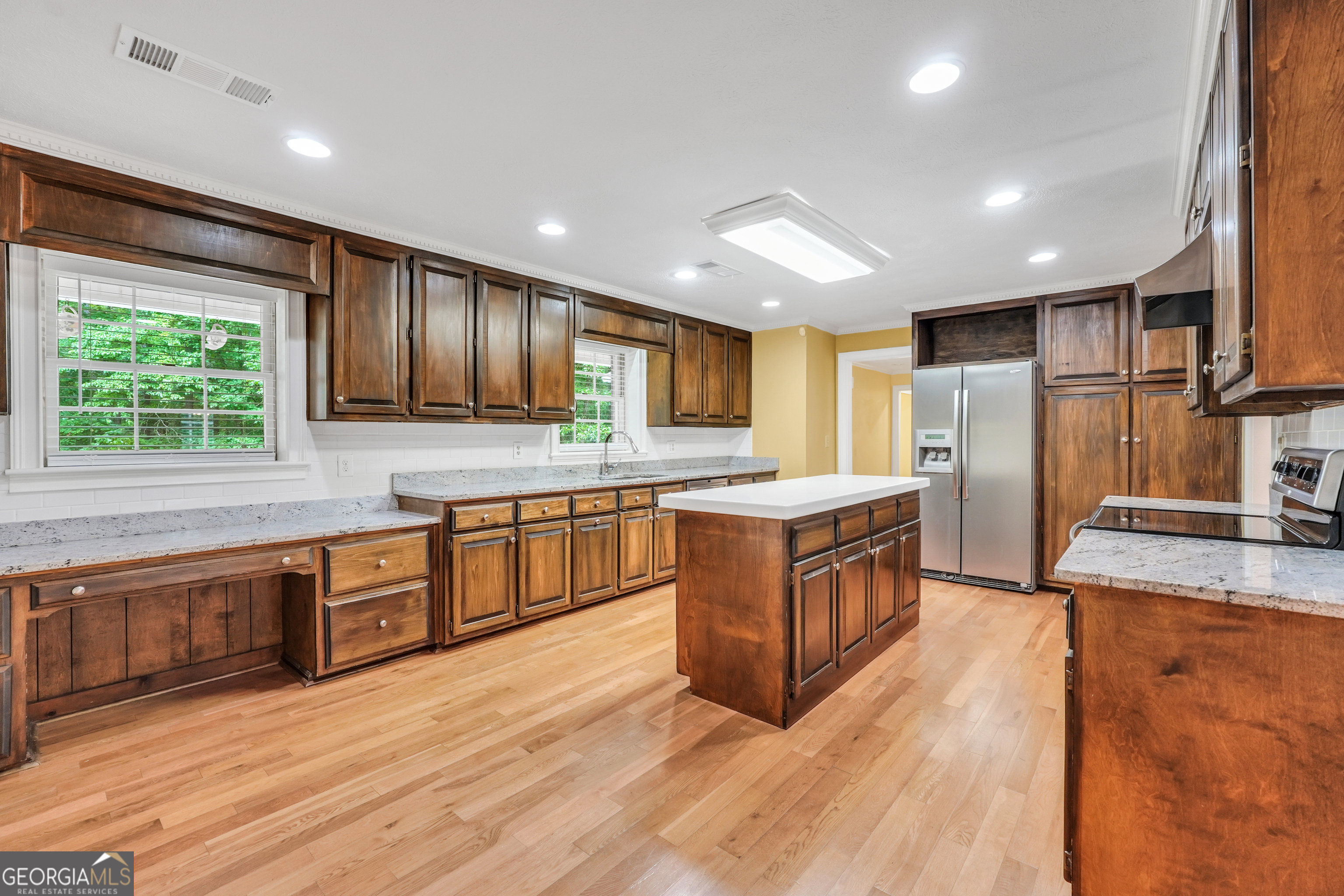 280 W Knight RD