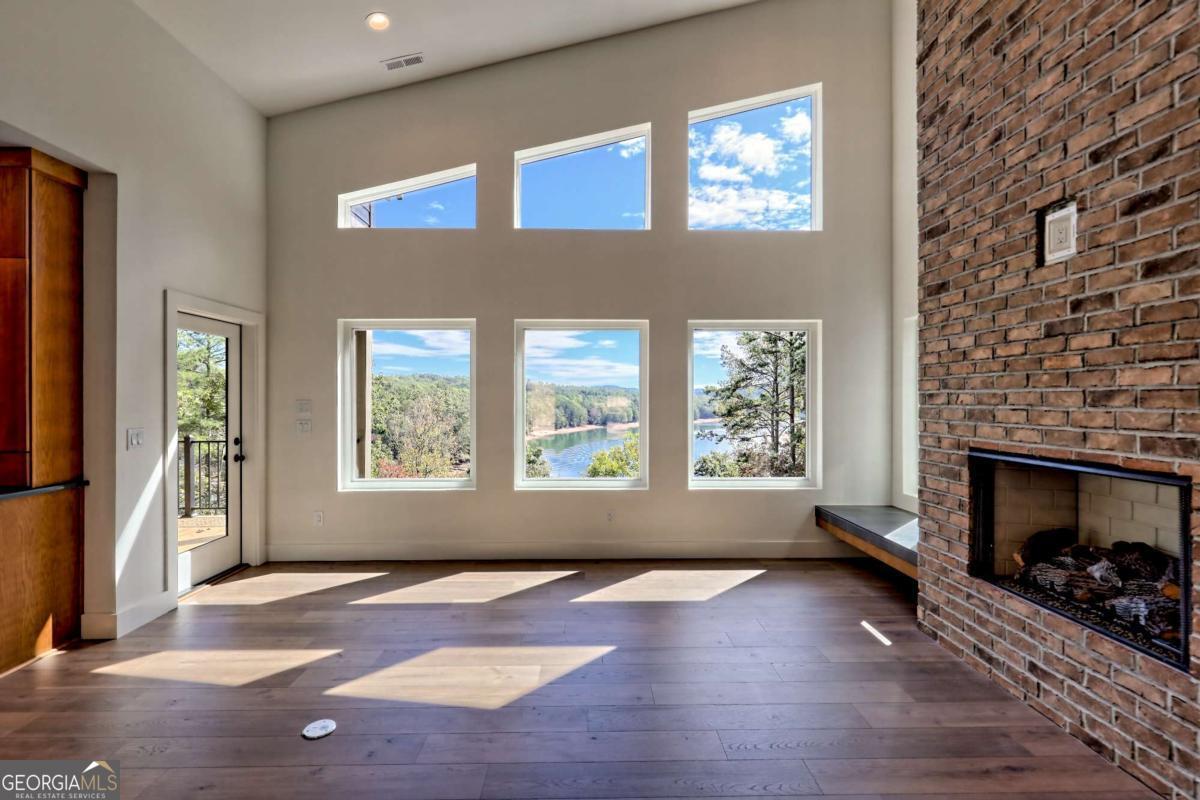 11 Falcon DR