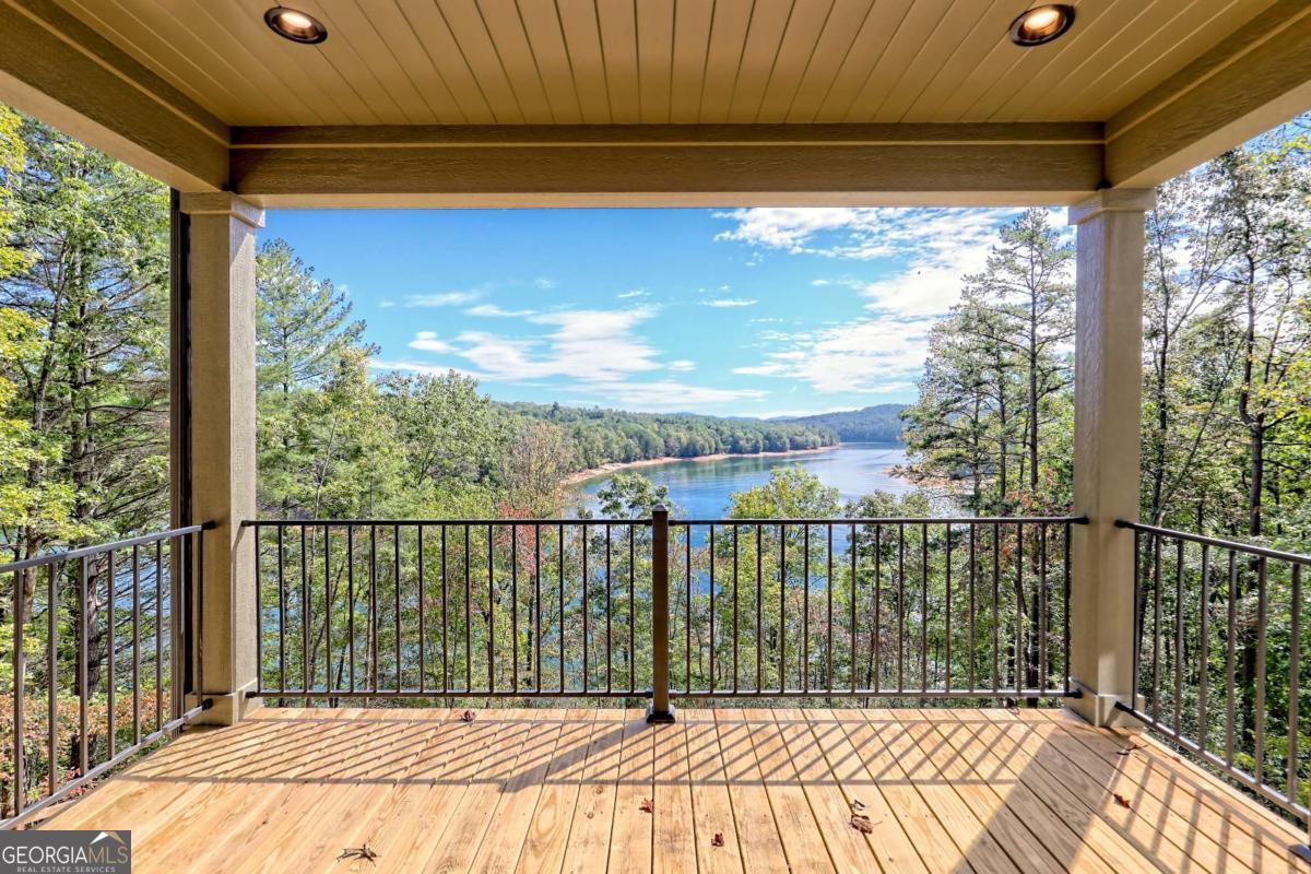 11 Falcon DR