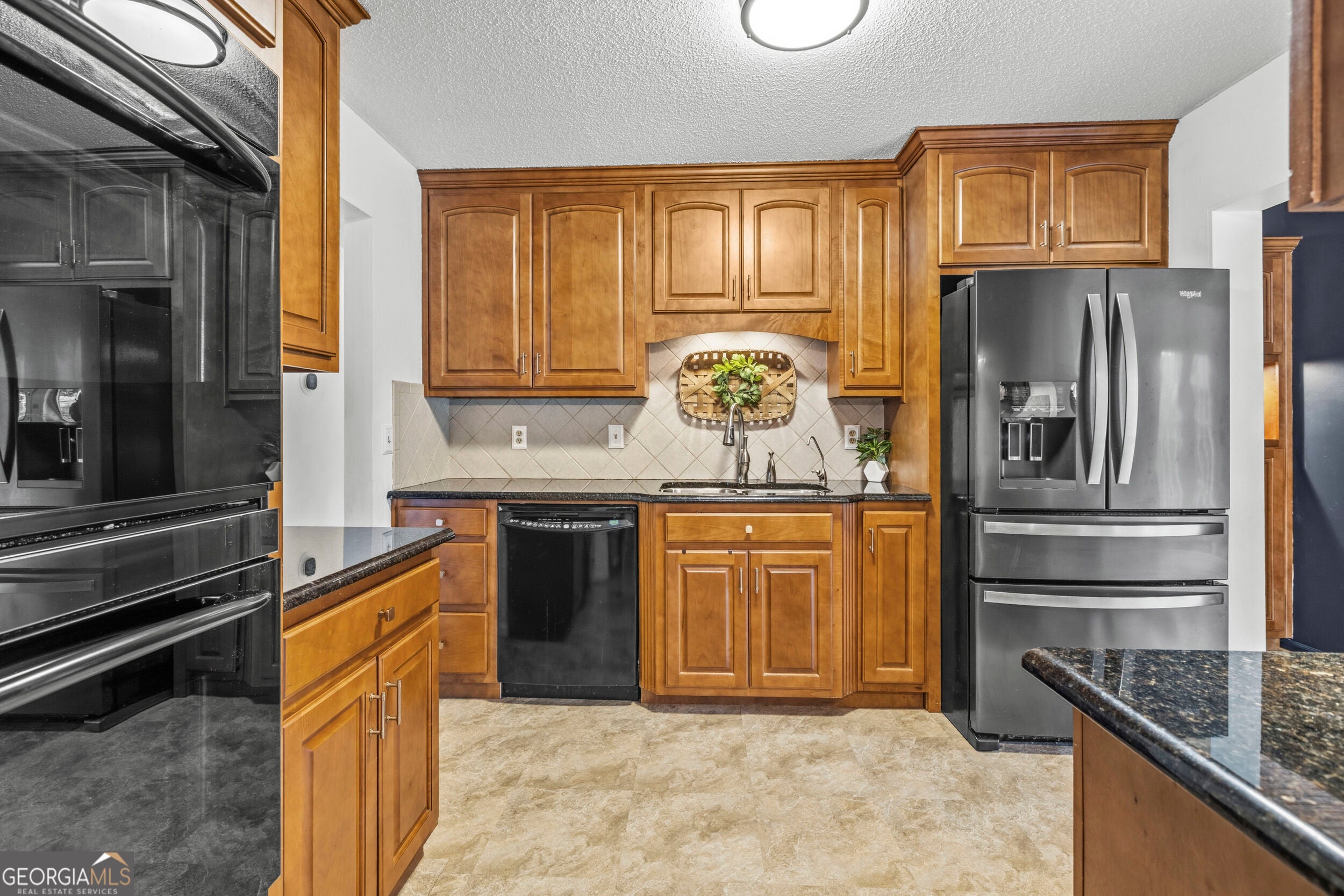 11 E Larry CIR