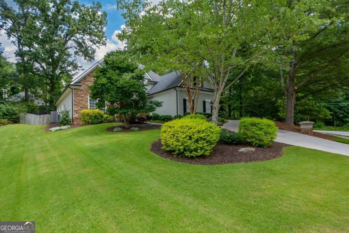 700 Broadlands LN