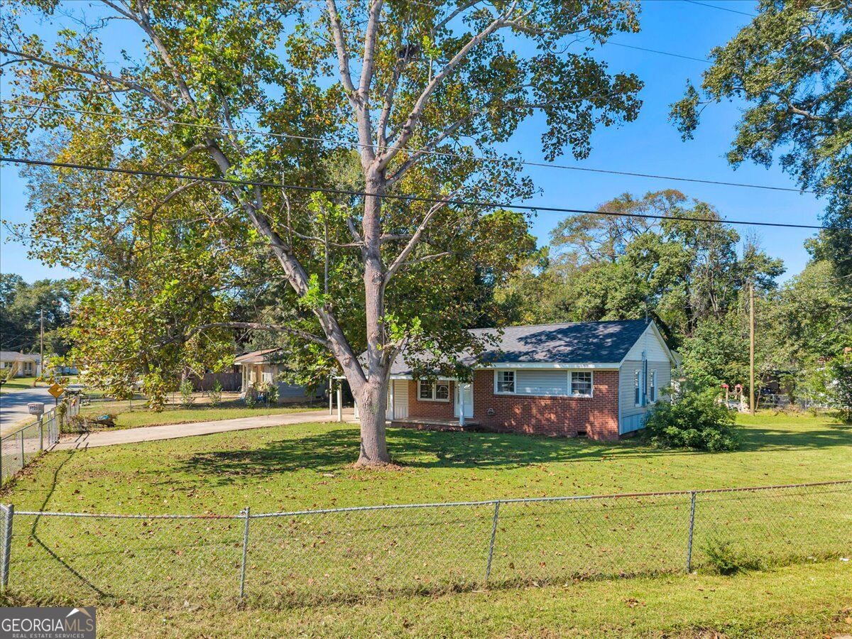 100 Ravenwood WAY