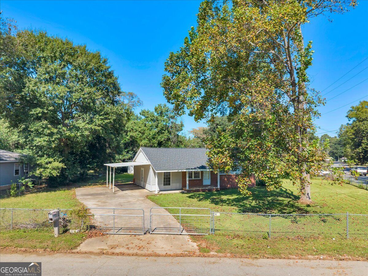 100 Ravenwood WAY