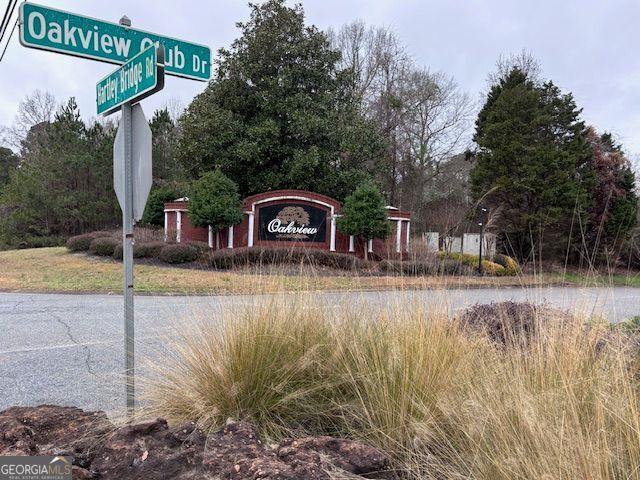 A large 1.24-acre wooded cul-de-sec lot in Oakview Subdivision. This lot backs up to a pond. Excellent for building your dream home and enjoy all the wonderful amenities this subdivision has to offer. Privately owned 18-hole Golf Course, Club House, Swimming Pool and more.