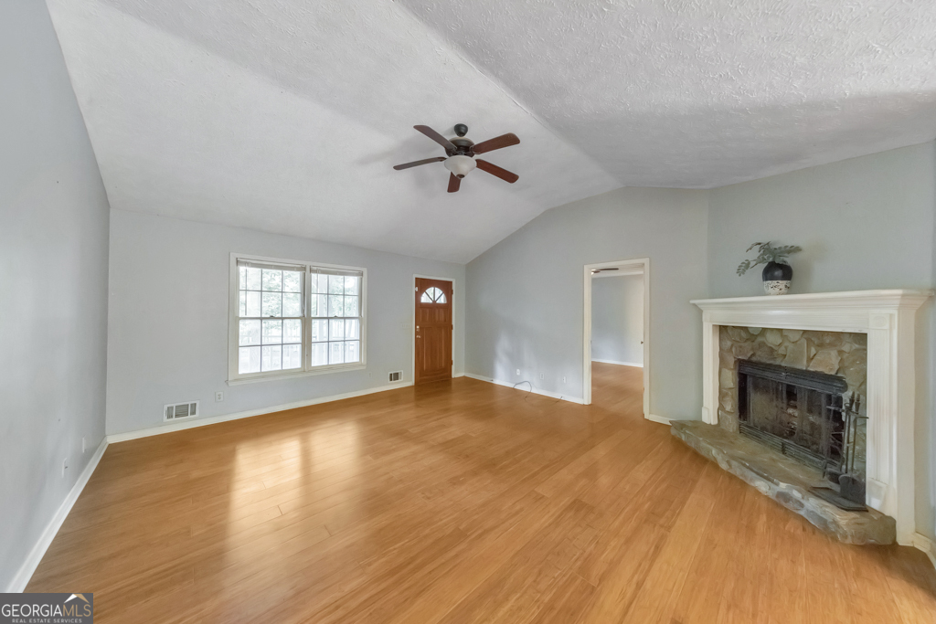 623 Peachtree DR SE