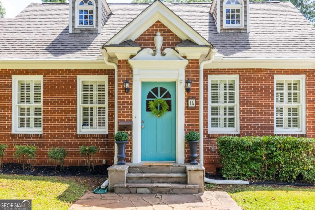 16 Clarendon AVE