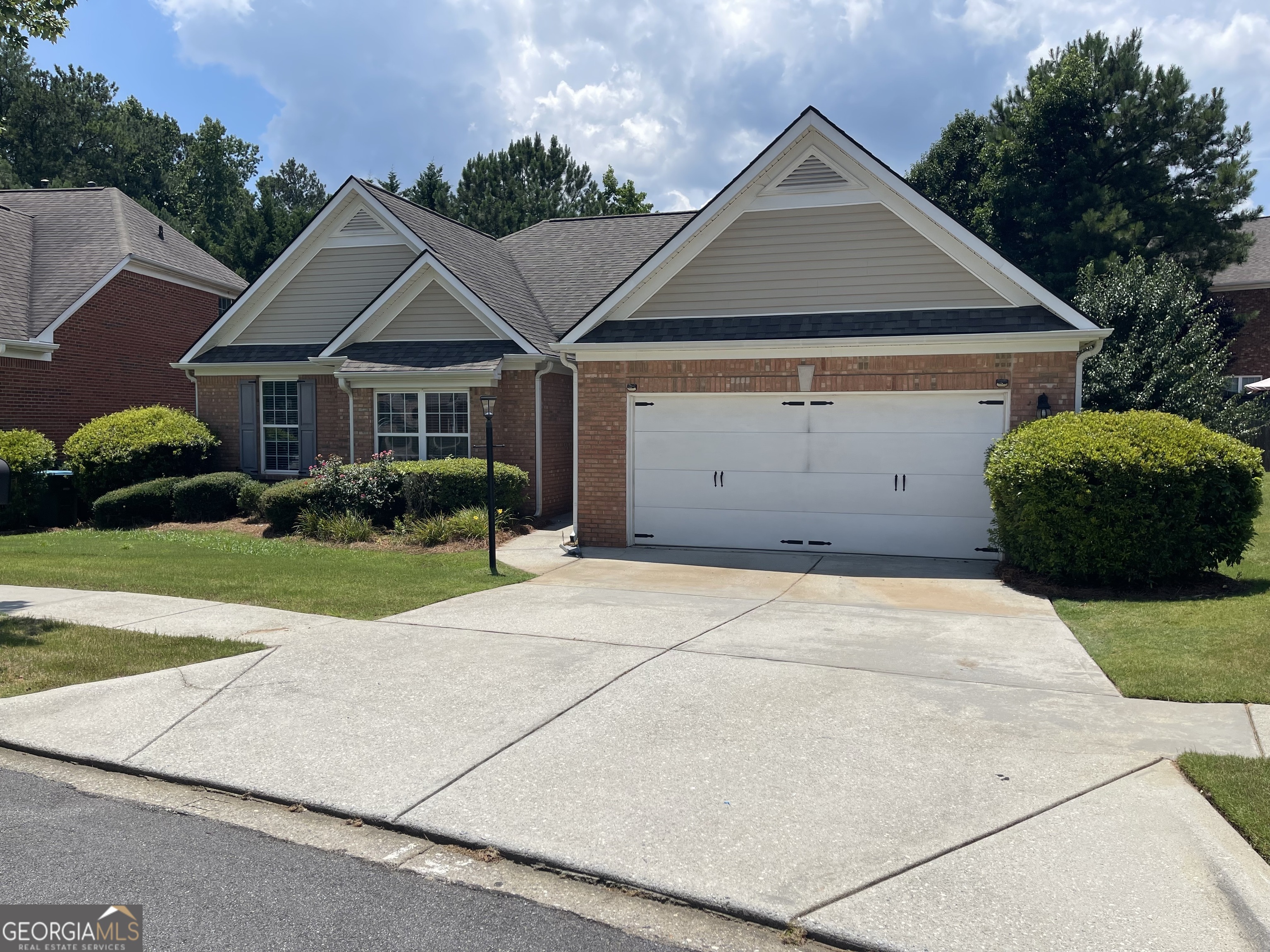 Welcome to this beautiful 4 sides Bricks with 3 bedrooms and 2 baths, master bedrooms comes with a private office, den or sitting room with updated kitchen and bathroom, hardwood floor through out the house, move in ready with double fire place, open and bright floor plan, separate dining room, breakfast area, double sign family room and sitting room on the other, level and private backyard.