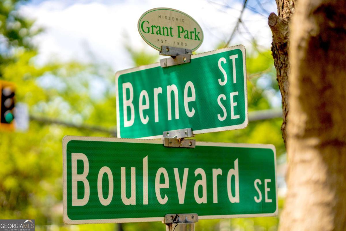 652 Boulevard SE