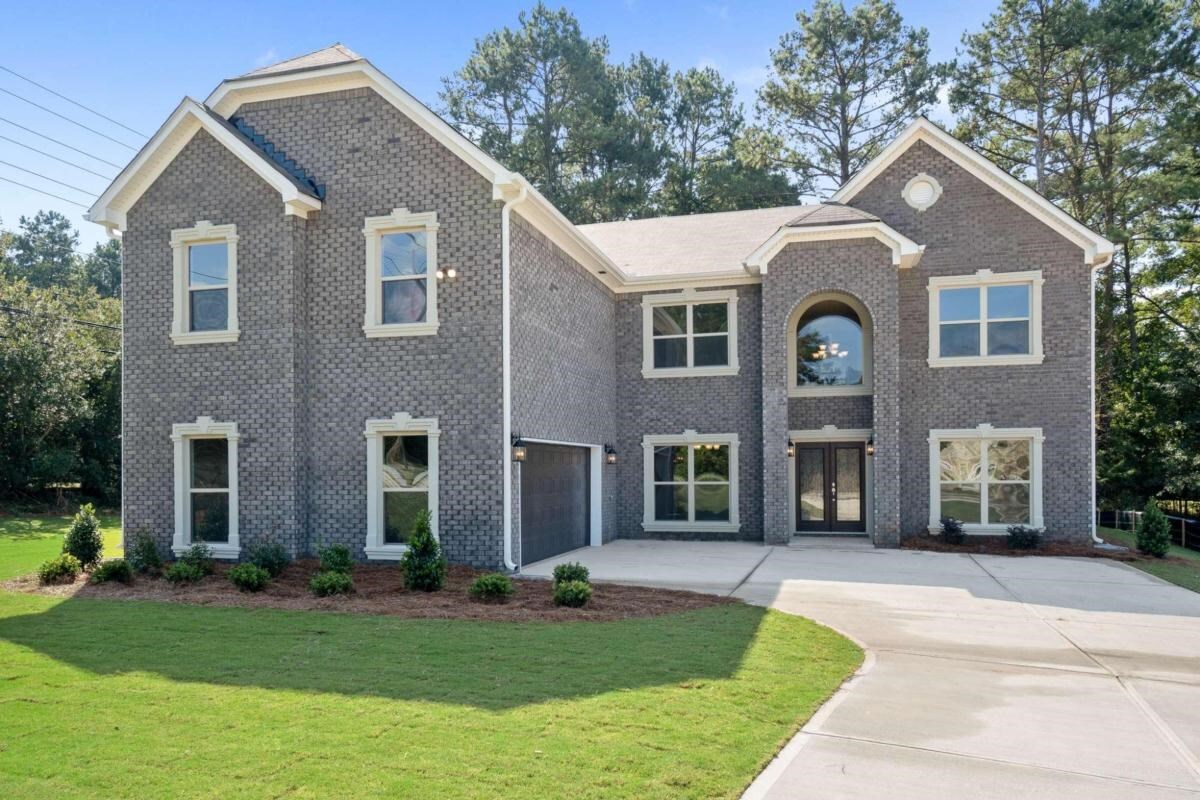 The New Grandview Plan features 5 bedrooms/ 4.5 bath and courtyard two-car garage. On main level is a formal living room, dining room, 2 story family room w/coffered ceilings, kitchen cabinets w/granite counter tops, tile back splash, oversized island, walk in pantry, mud room, gourmet stainless appliances, hardwood floor and a bedroom with full bath. Stairs w/oak handrails with wrought iron spindles lead to upstairs. 2nd floor features an enormous owner's suite, dream master closet, three secondary bedrooms and two full baths. *** PHOTOS ARE STOCK PHOTOS ***