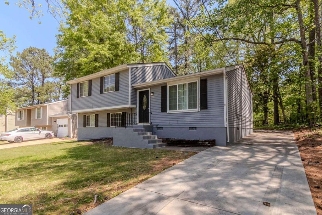 Photo of 2092 Countydown Lane, Stone Mountain, GA 30088 (MLS # 10631205)