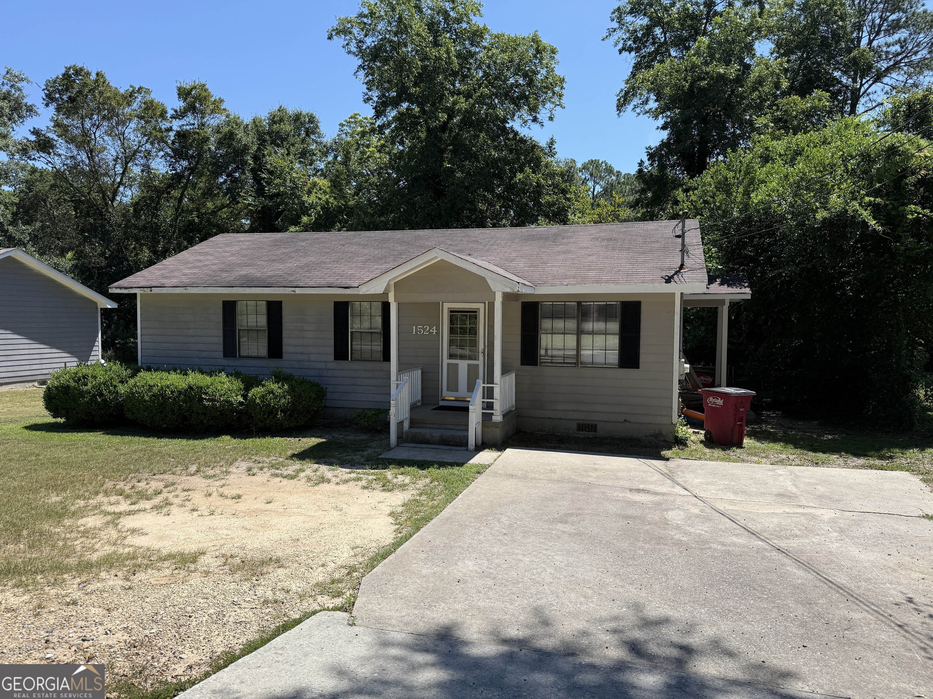 MOVE IN READY!! This 3 bedroom/1 bath ranch with a HUGE backyard is conveniently located in the Windmere subdivision. All rooms are carpeted and freshly painted. Children and family pets will be safe to play in your huge back yard. Located less than 1 mile from Riley Elementary school and Brad Henderson Memorial Stadium. 1.5 miles from Macon Mall.